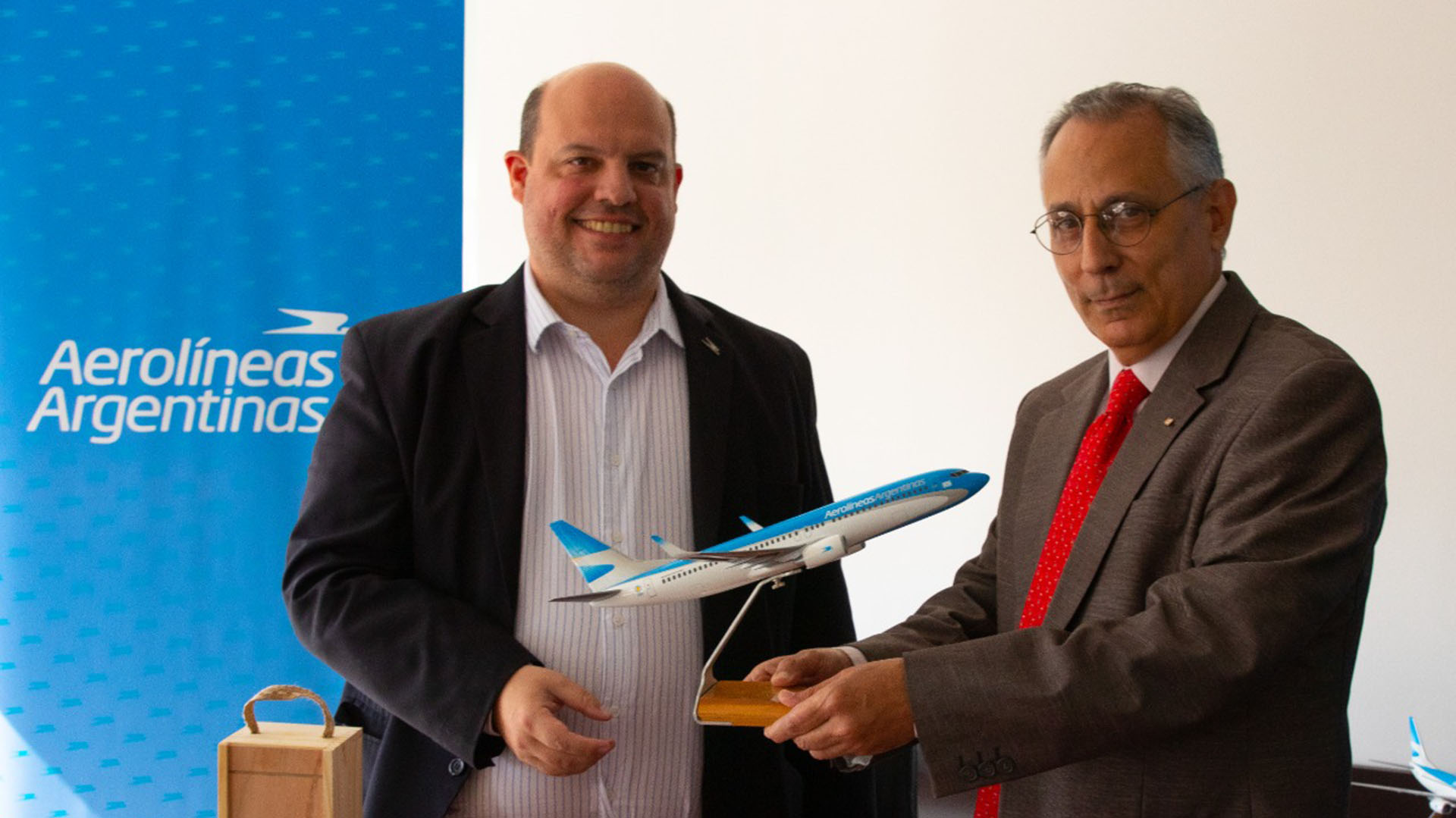 Pablo Ceriani, presidente de Aerolíneas Argentinas, junto a Pedro Prada Quintero, embajador de Cuba, en un acto celebrado este lunes 11 de abril en el Aeroparque metropolitano