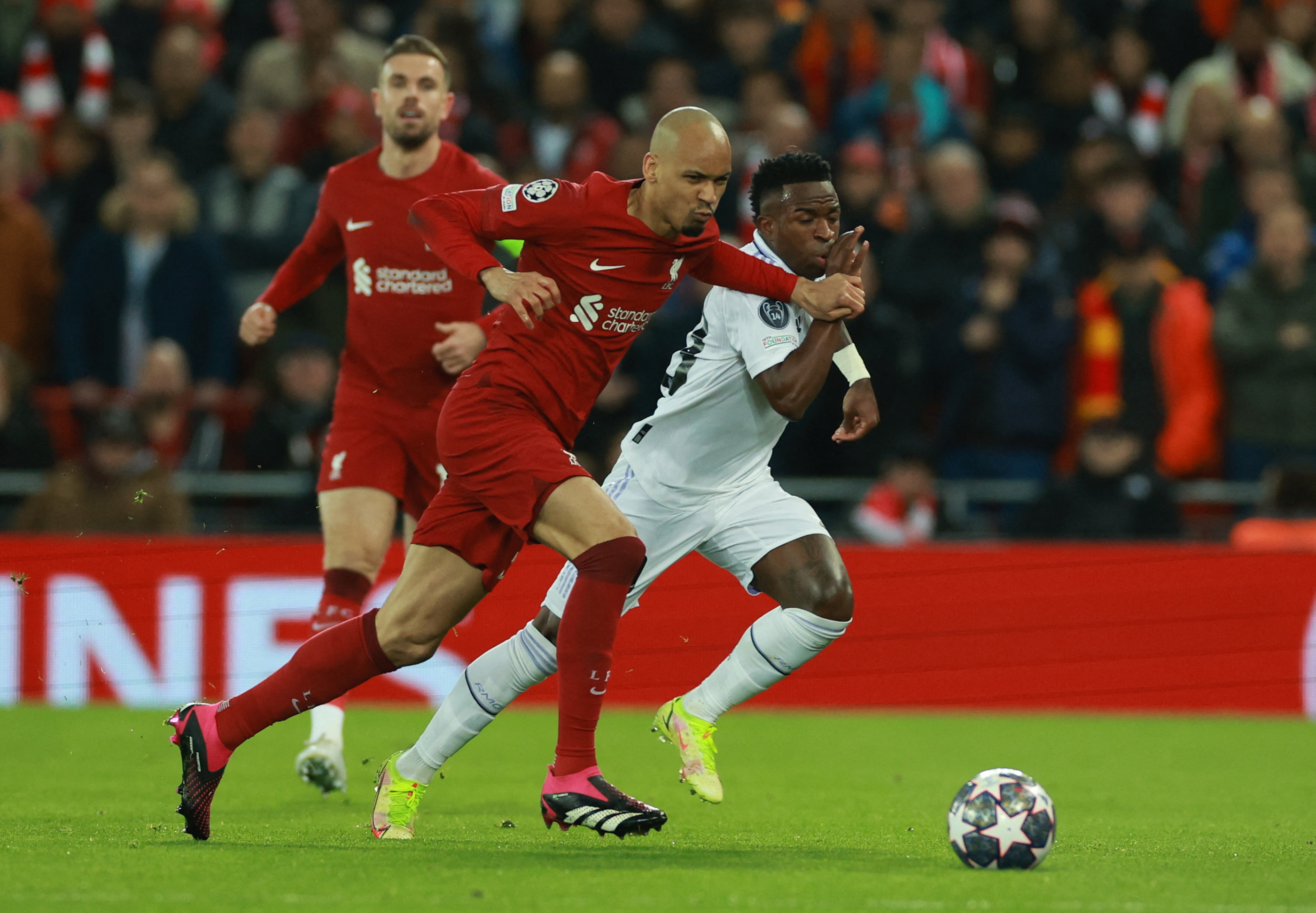 Fabinho supera la velocidad de Vinicius Junior. Foto: REUTERS/Phil Noble