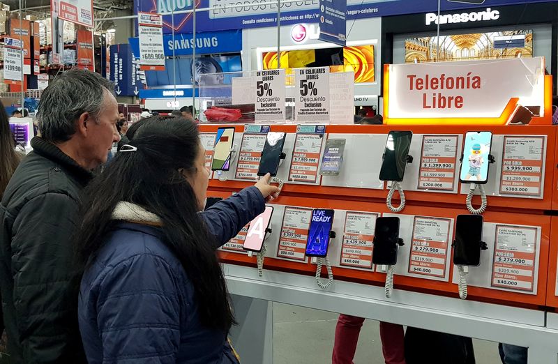 Foto de archivo. Personan observan teléfonos celulares en una tienda de Bogotá, Colombia, 20 de octubre, 2019. REUTERS/Luis Jaime Acosta
