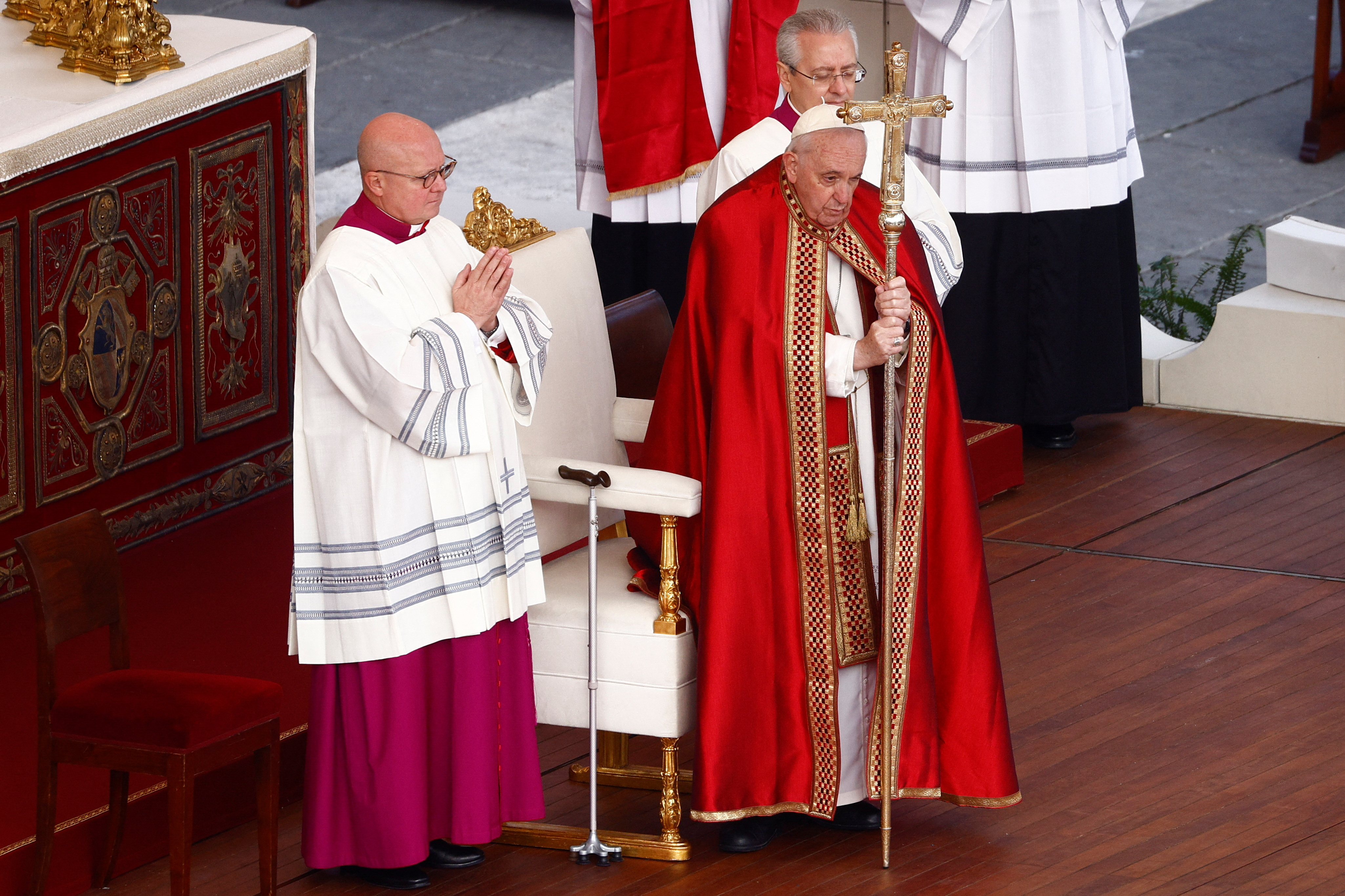 El papa Francisco durante la ceremonia del funeral de papa emérito. 