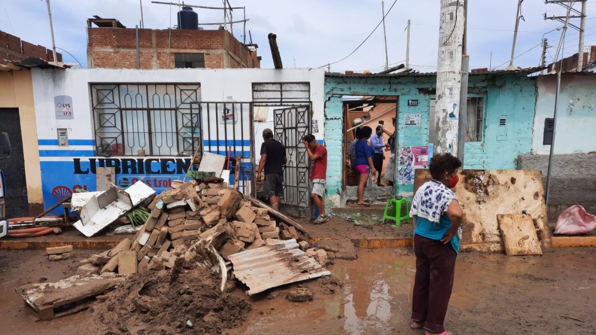 Miles de damnificados en Perú a causa de lluvias y huaicos.