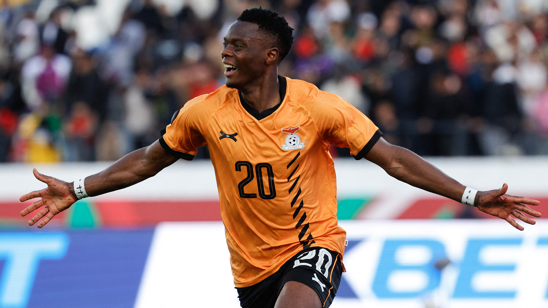 La impactante imagen de un futbolista de Zambia que se dobló el cuello al intentar hacer una pirueta tras marcar un gol - Infobae