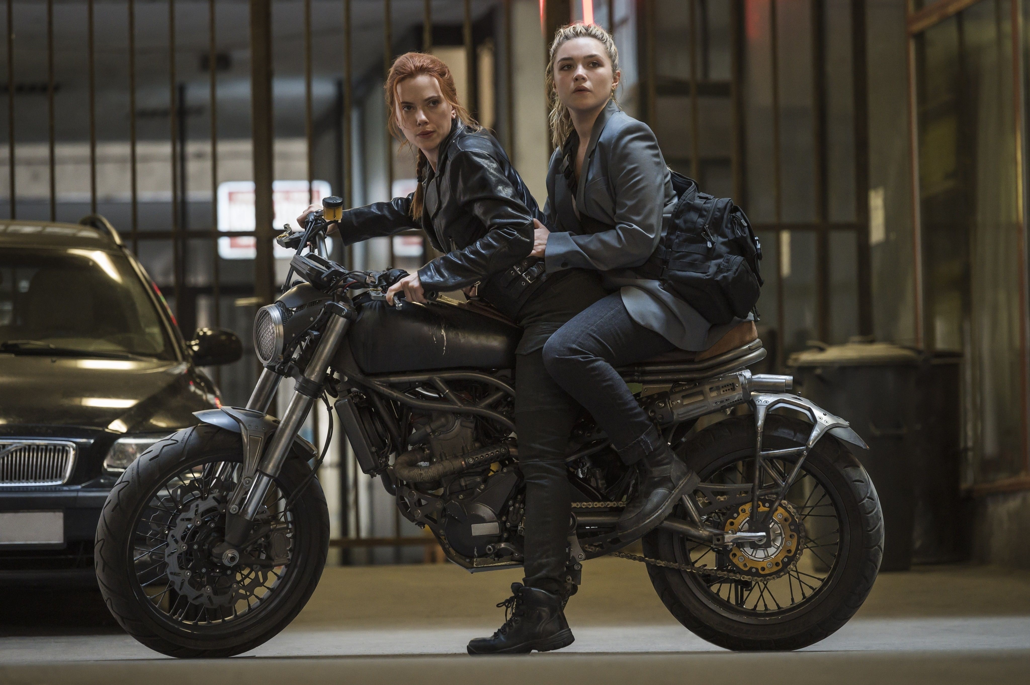 Fotograma cedido por Marvel Studios donde aparecen las actrices Scarlett Johansson (i), como Natasha Romanoff, y Florence Pugh (d), como Yelena Belova, durante una escena de la película "Black Widow". EFE/Marvel Studios