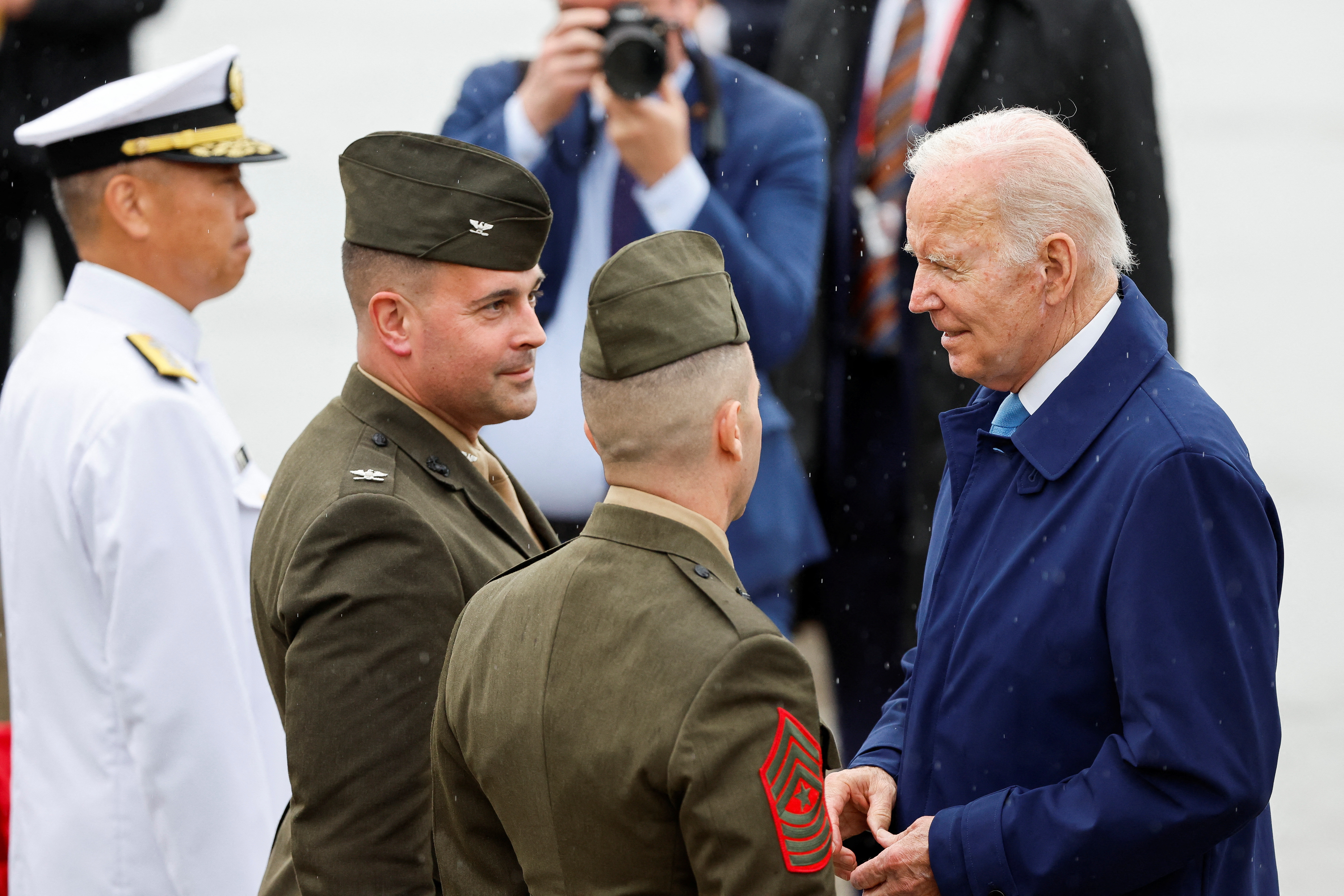 El presidente de Estados Unidos, Joe Biden, habla con personal militar en la Estación Aérea Iwakuni del Cuerpo de Marines de Estados Unidos, en Iwakuni, Japón, 18 de mayo de 2023. REUTERS/Issei Kato