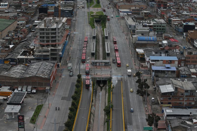 Foto de archivo. Una vista aérea muestra las calles casi desiertas de una avenida en medio del aislamiento obligatorio decretado por el Gobierno para evitar la expansión del COVID-19 en Bogotá, Colombia, 7 de abril, 2020. REUTERS/Luisa González