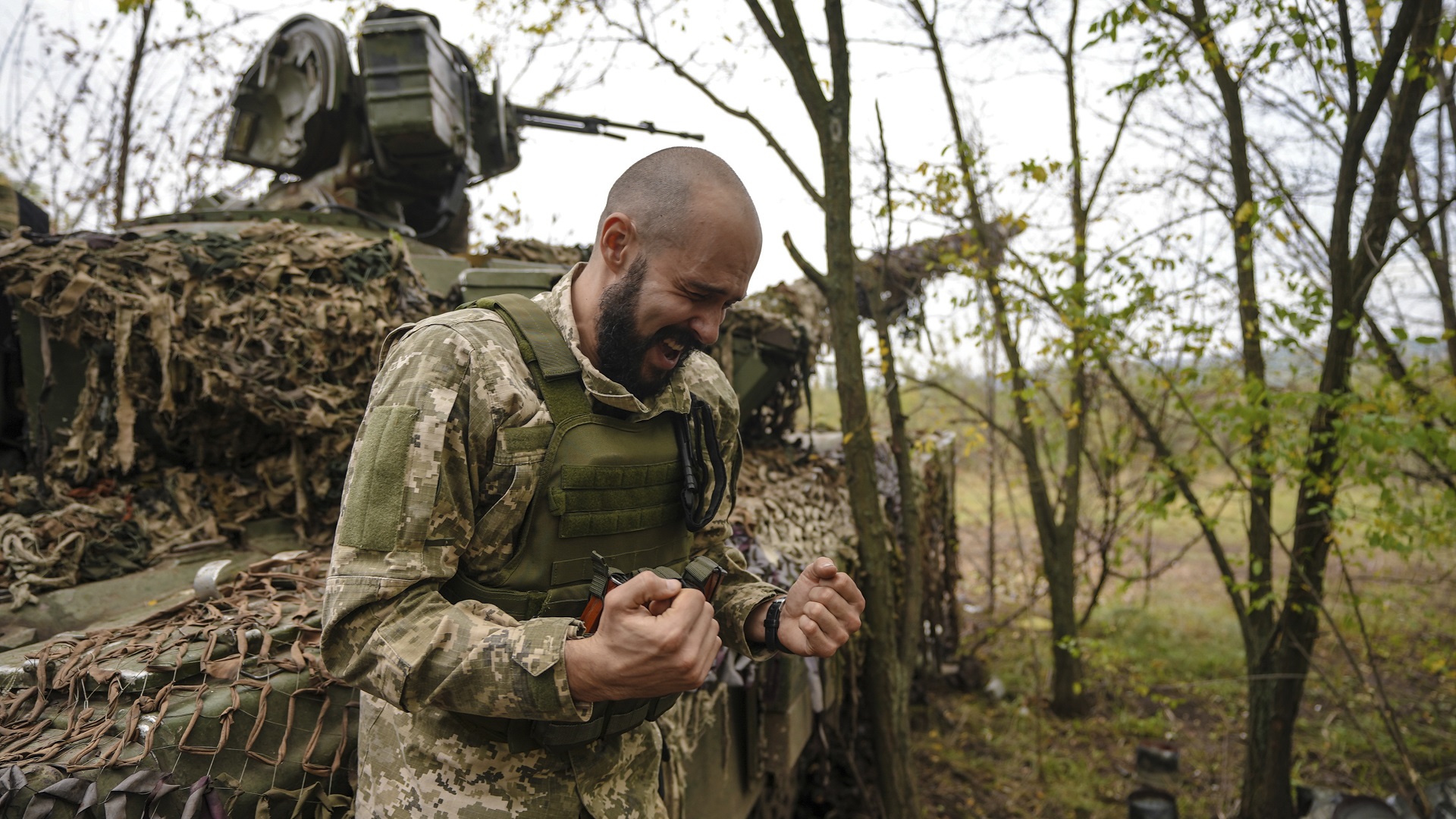 Un soldado ucraniano habla con sus compañeros en Bakhmut (AP)