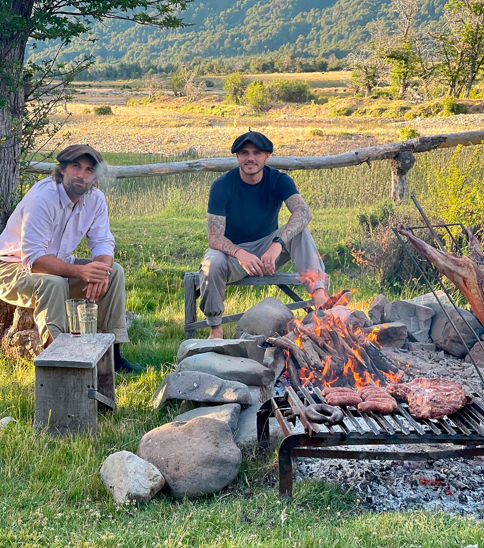 Mauro Icardi y Jakob Von Plessen preparando el asado