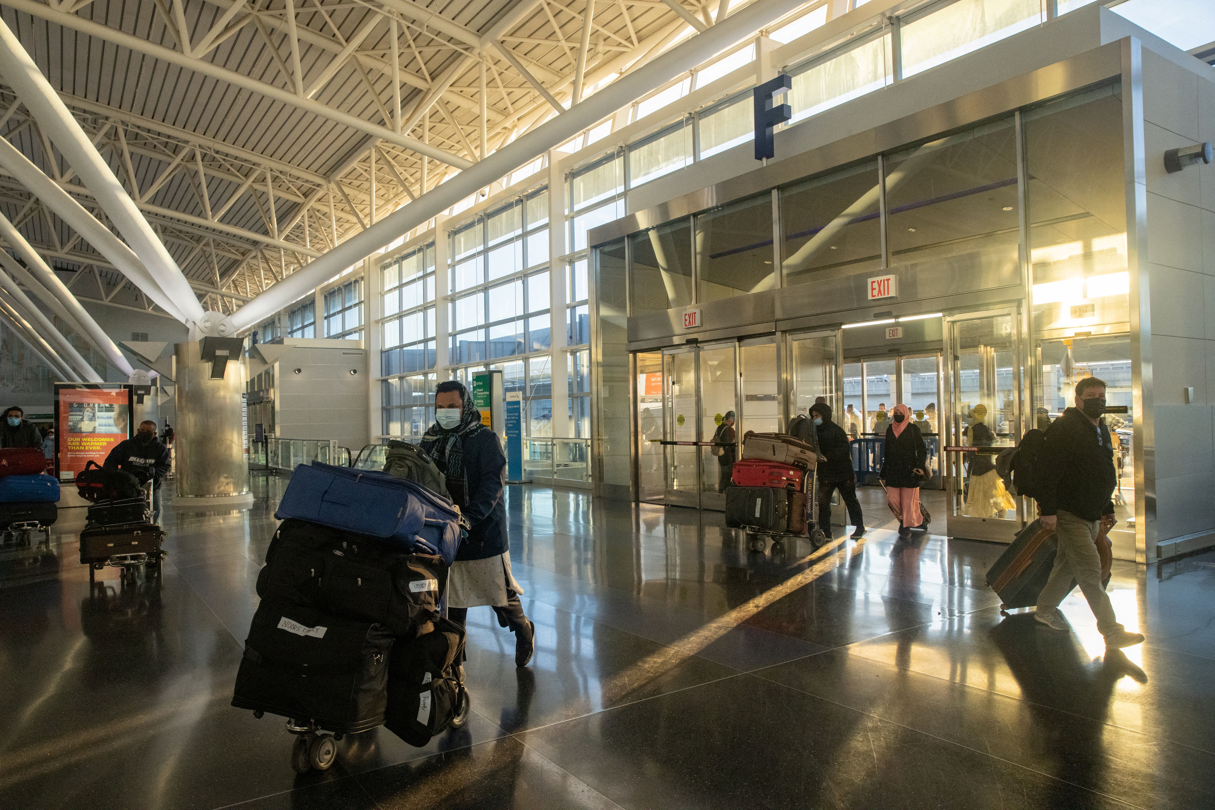 Pasajeros en el aeropuerto John F. Kennedy de Nueva York este domingo (REUTERS/Jeenah Moon)