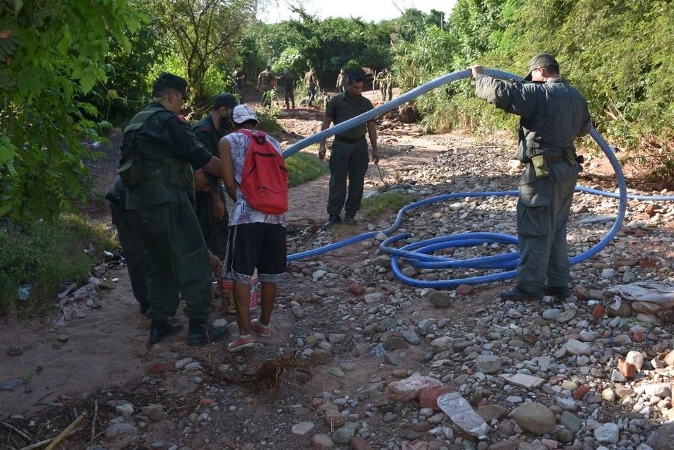 Efectivos de la Gendarmería Nacional Argentina descubrieron un conducto tubular bajo tierra (Gendarmería)