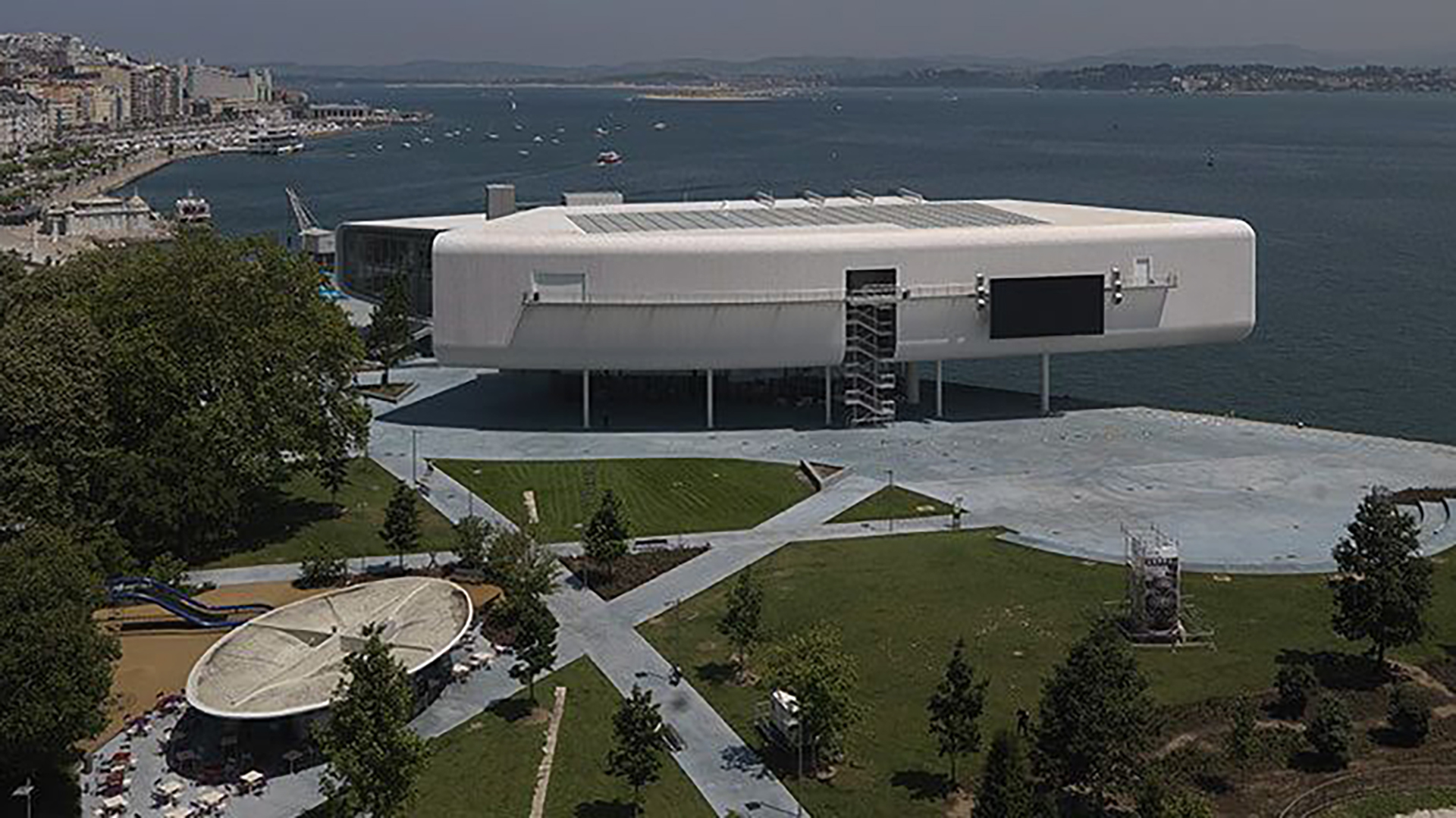El Centro Botín, ubicado en el Muelle de Albareda de la ciudad de Santander, fue diseñado por el premiado arquitecto italiano Renzo Piano