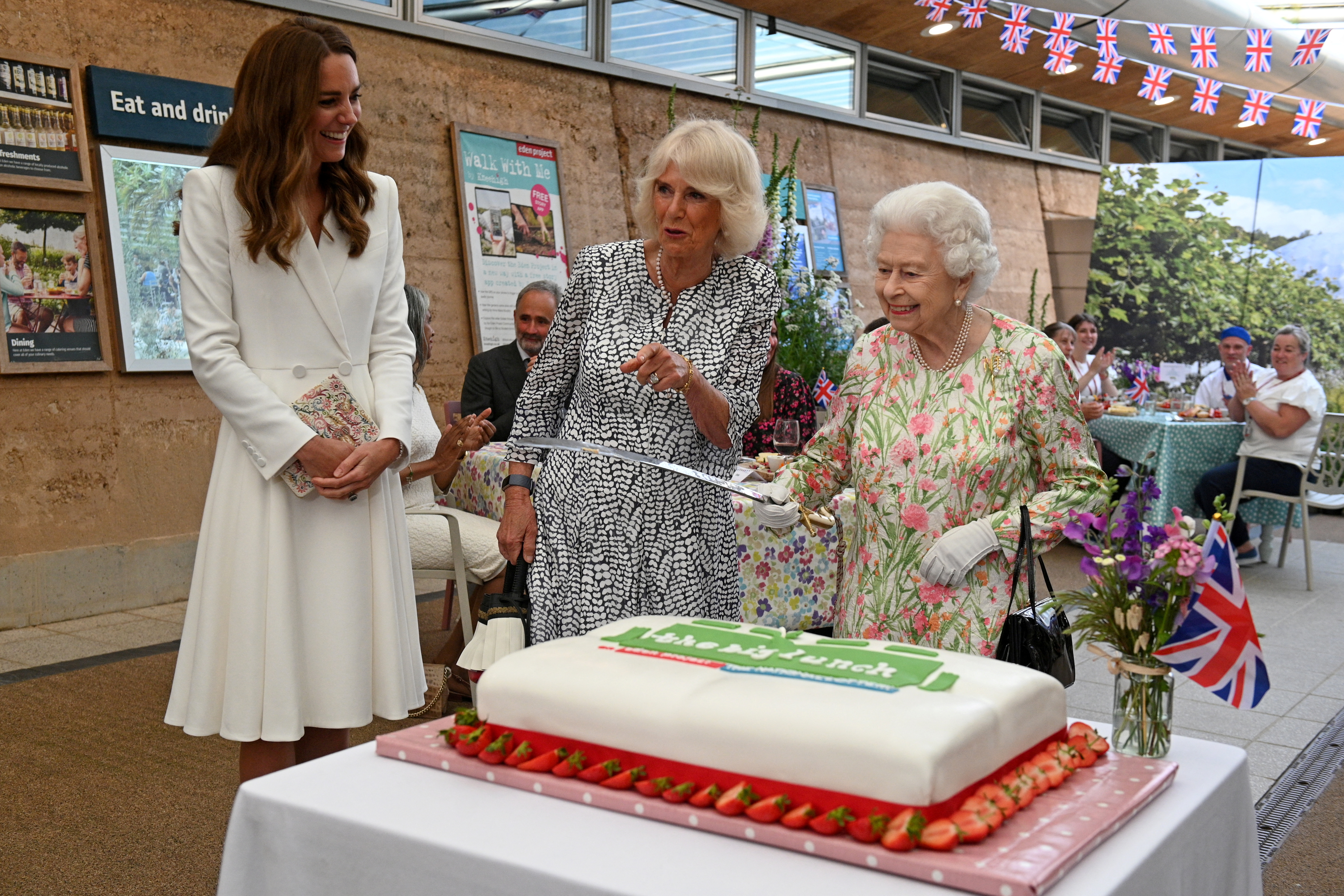 Camilla logró ser aceptada no solo por los británicos, también por su suegra, la reina Isabel (REUTERS)