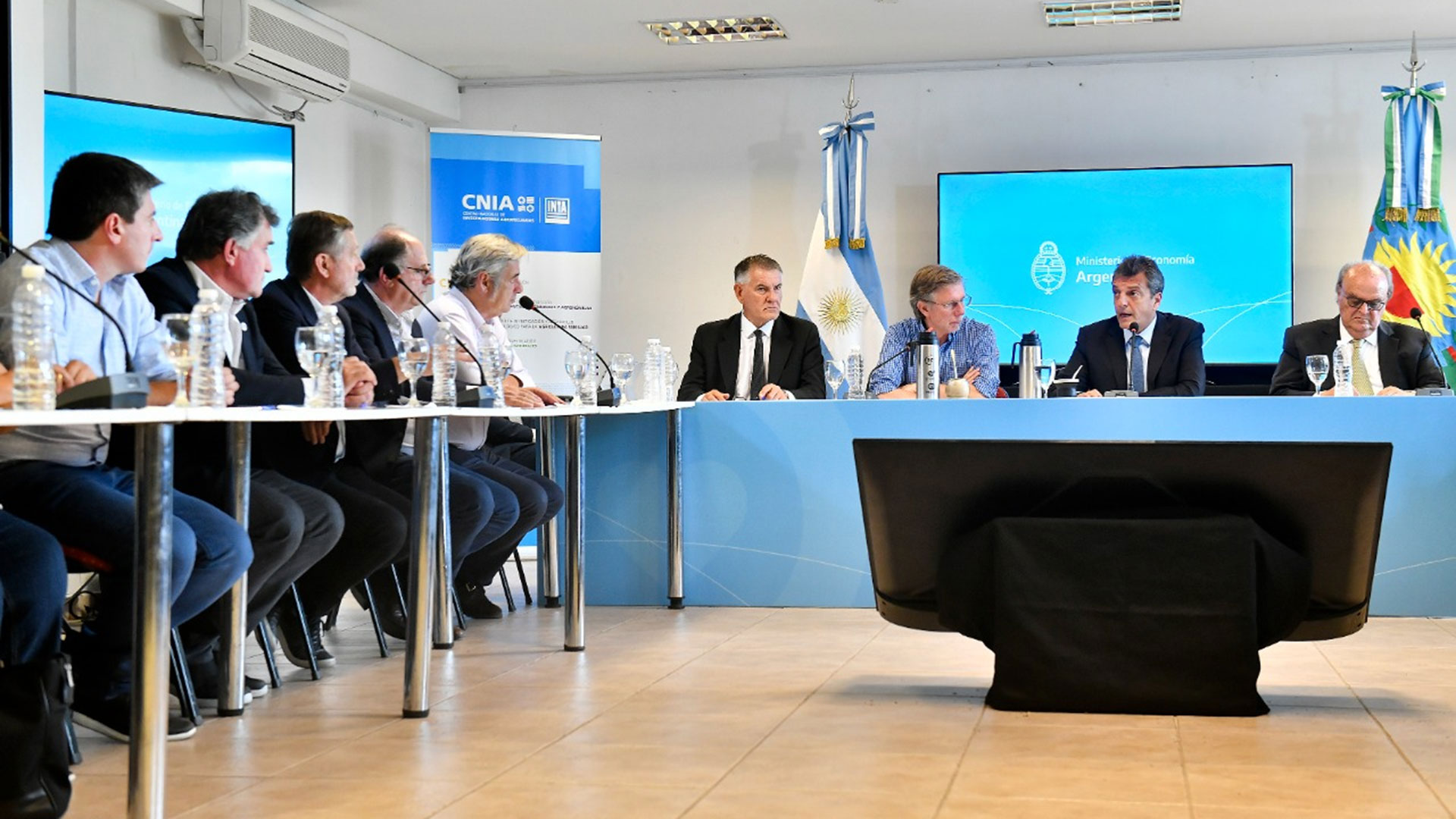 El ministro de Economía, Sergio Massa, y la dirigencia de la Mesa de Enlace, durante la reunión en la sede del INTA en Castelar