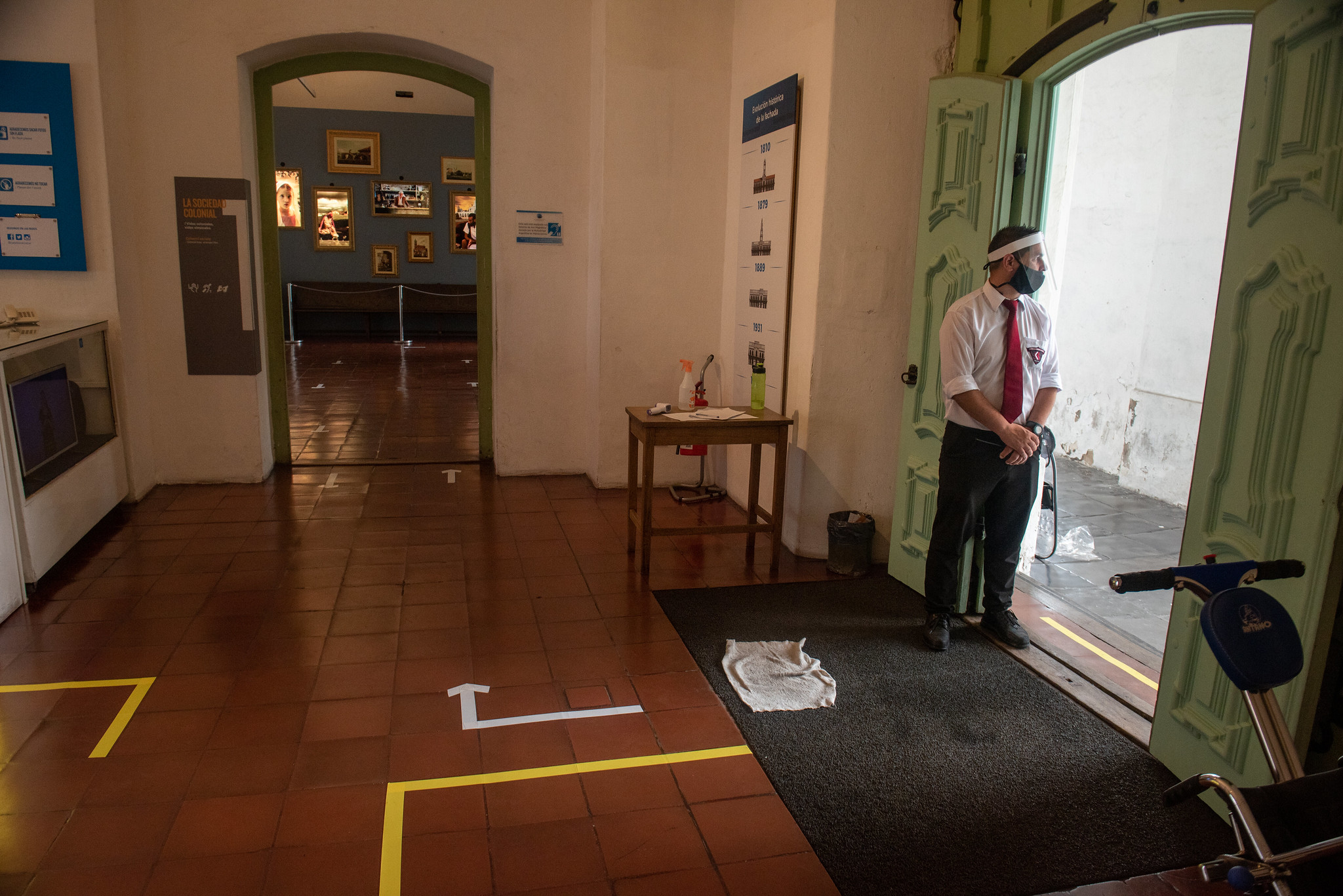 En la entrada, un guardia controla que quienes ingresan cumplan con las normas sanitarias (Ministerio de Cultura)