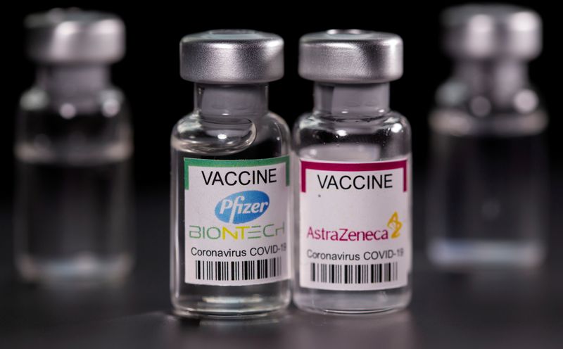 FOTO DE ARCHIVO: Viales con las etiquetas de la vacuna contra la enfermedad del coronavirus (COVID-19) de Pfizer-BioNTech y AstraZeneca se ven en esta foto de ilustración tomada el 19 de marzo de 2021. REUTERS/Dado Ruvic/Illustration
