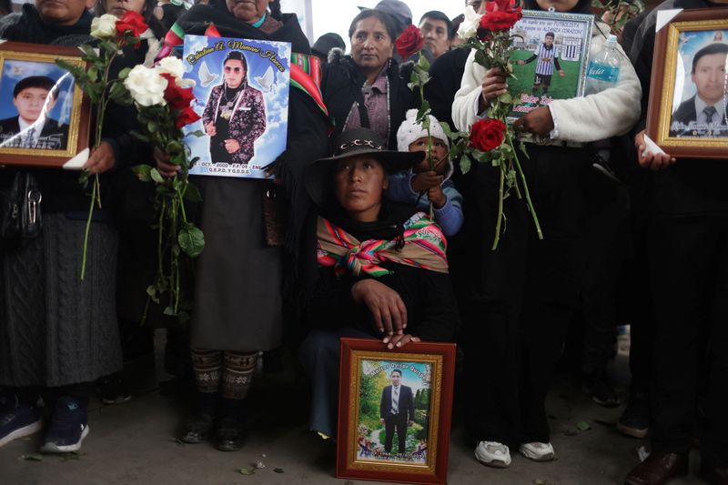Familiares lloran a víctimas de las protestas contra la presidenta de Perú, Dina Boluarte, durante una misa en Juliaca, Perú, el 9 de febrero de 2023. REUTERS/Pilar Olivares