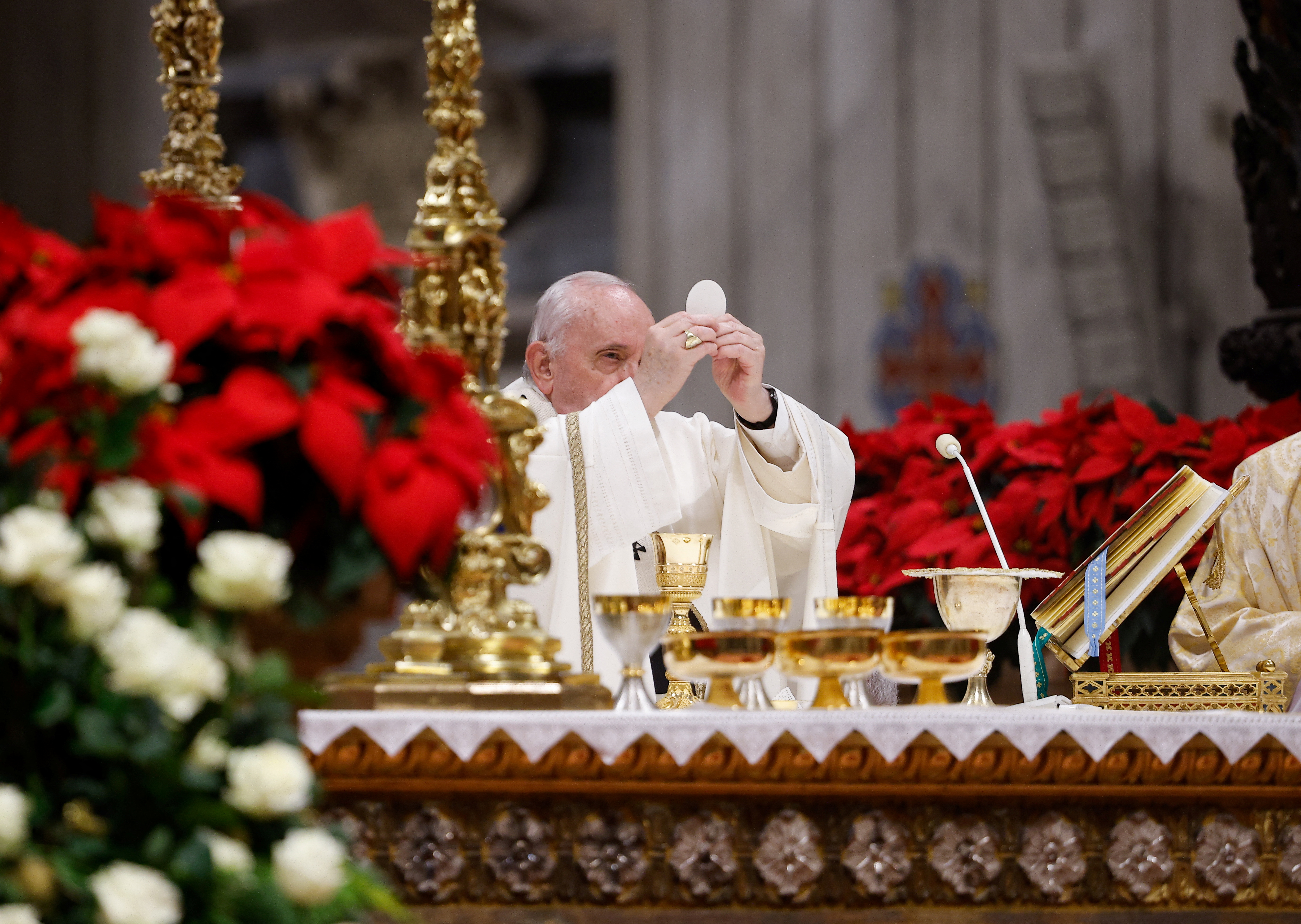 El papa Francisco celebró la misa de Gallo en la Basílica de San Pedro  (REUTERS/Guglielmo Mangiapane)
