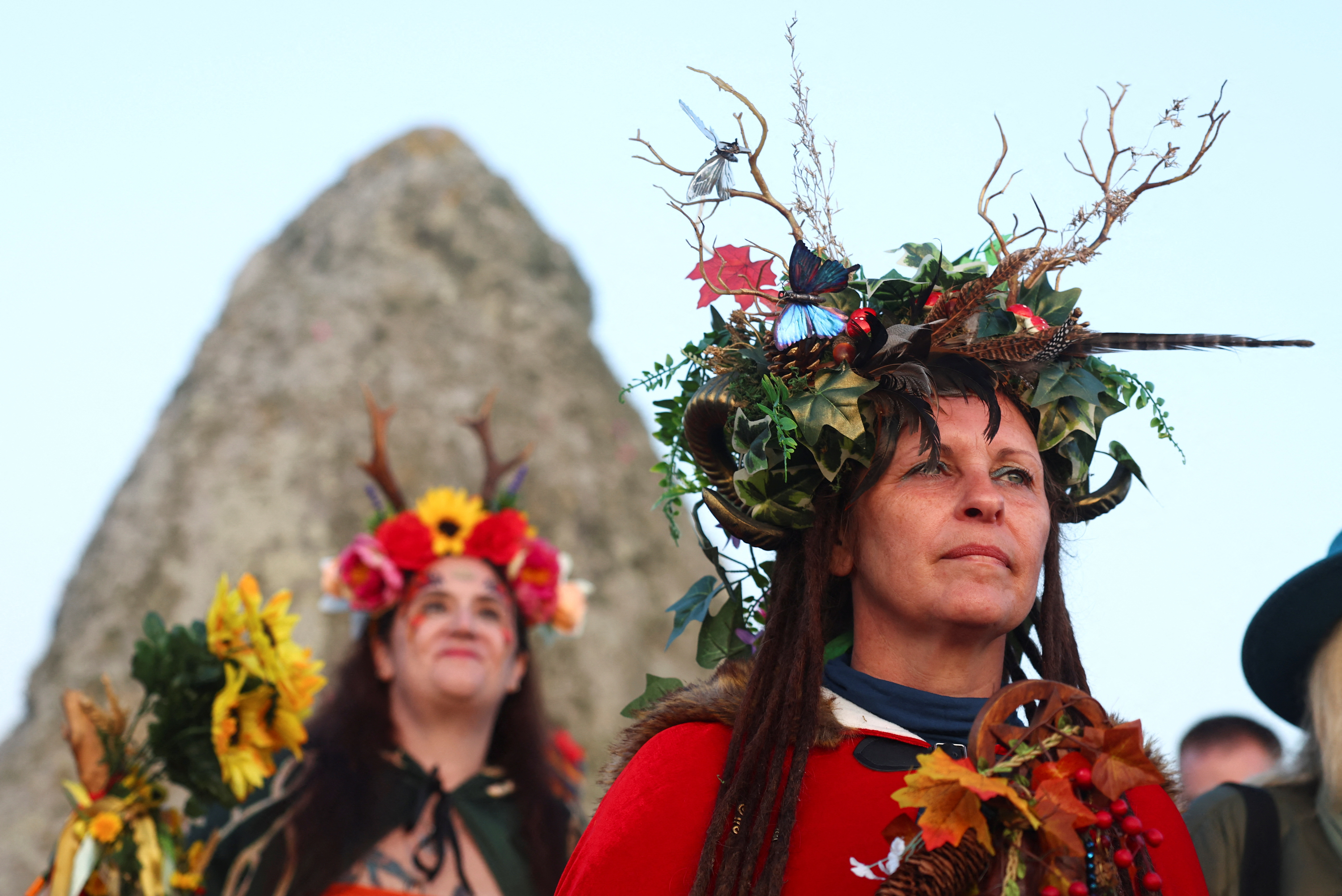 La festividad reunió druidas, paganos, hippies, vecinos, turistas y brujas y magos.