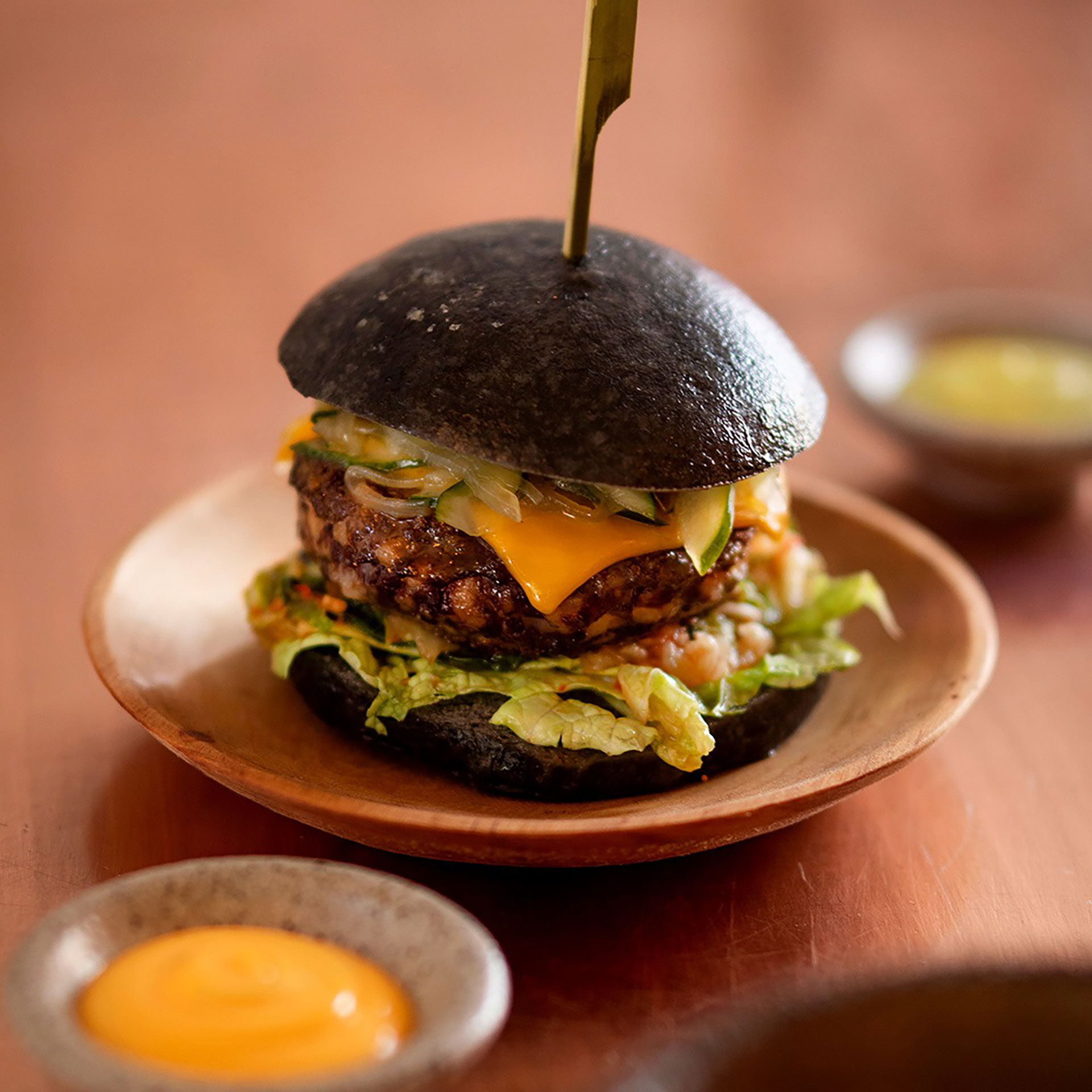 El pan negro es uno de los toques de autor de la Wagyu Burger, que pondera ingredientes de la cultura japonesa (Emperador Meiji)