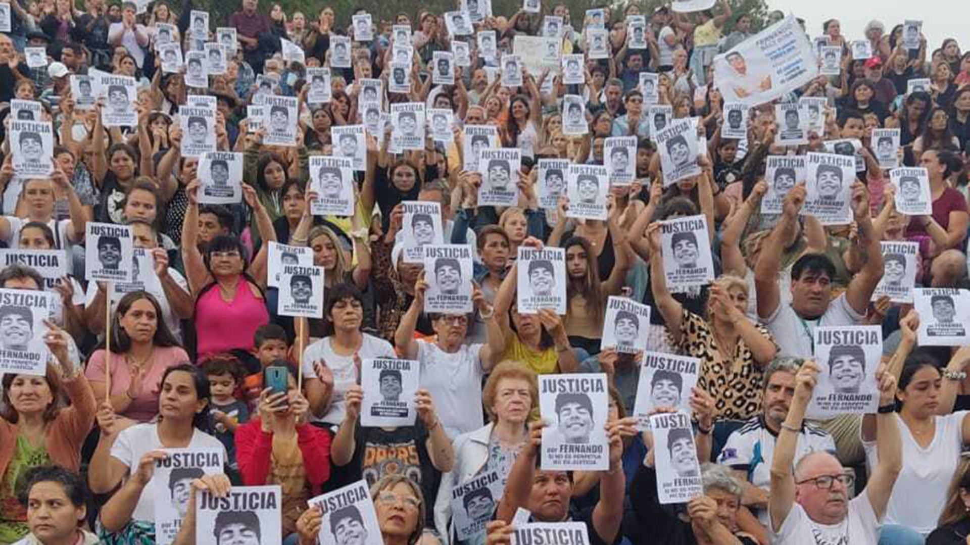 La cara de Fernando se multiplica en los carteles que piden "justicia"