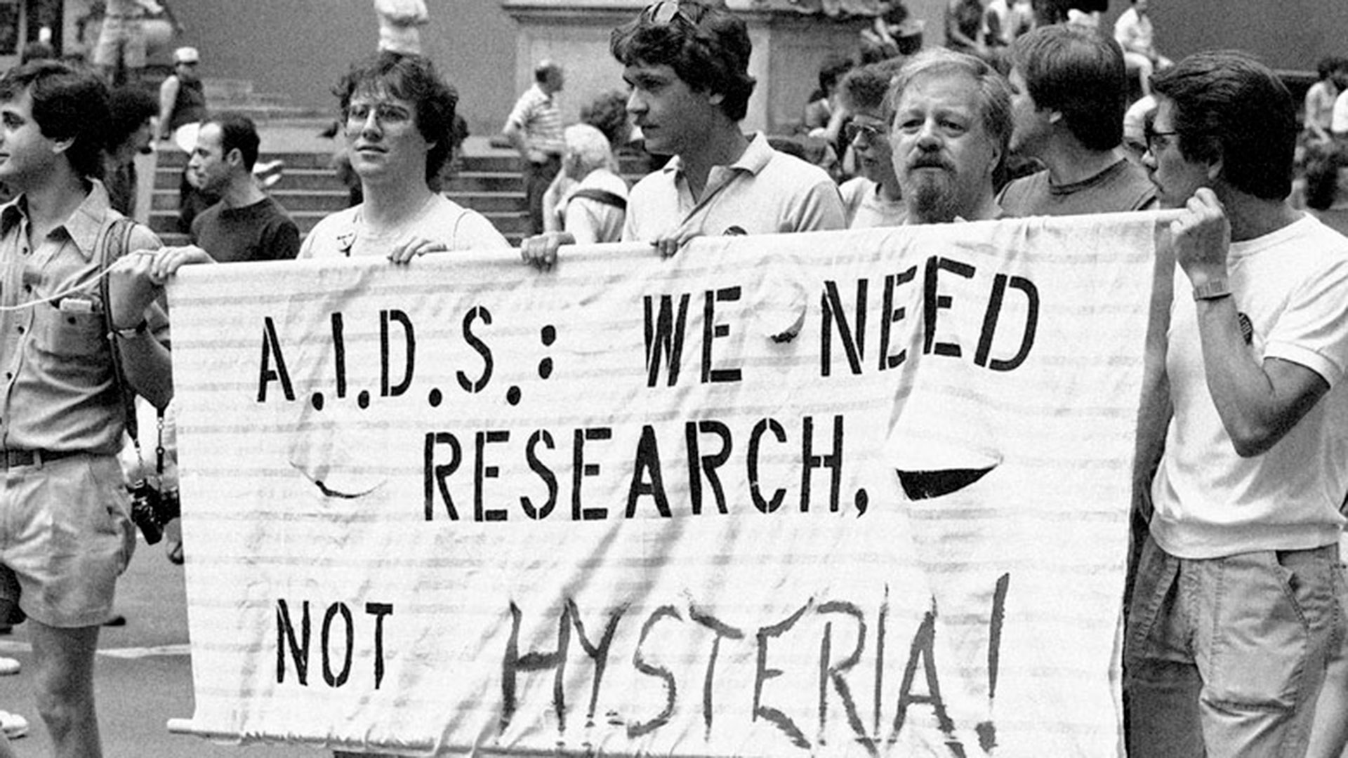 “Necesitamos investigación, no histeria”, un reclamo en 1983; el próximo 1 de diciembre se cumplirán cuarenta años desde el primer diagnóstico de VIH. (Imagen: AFP)
