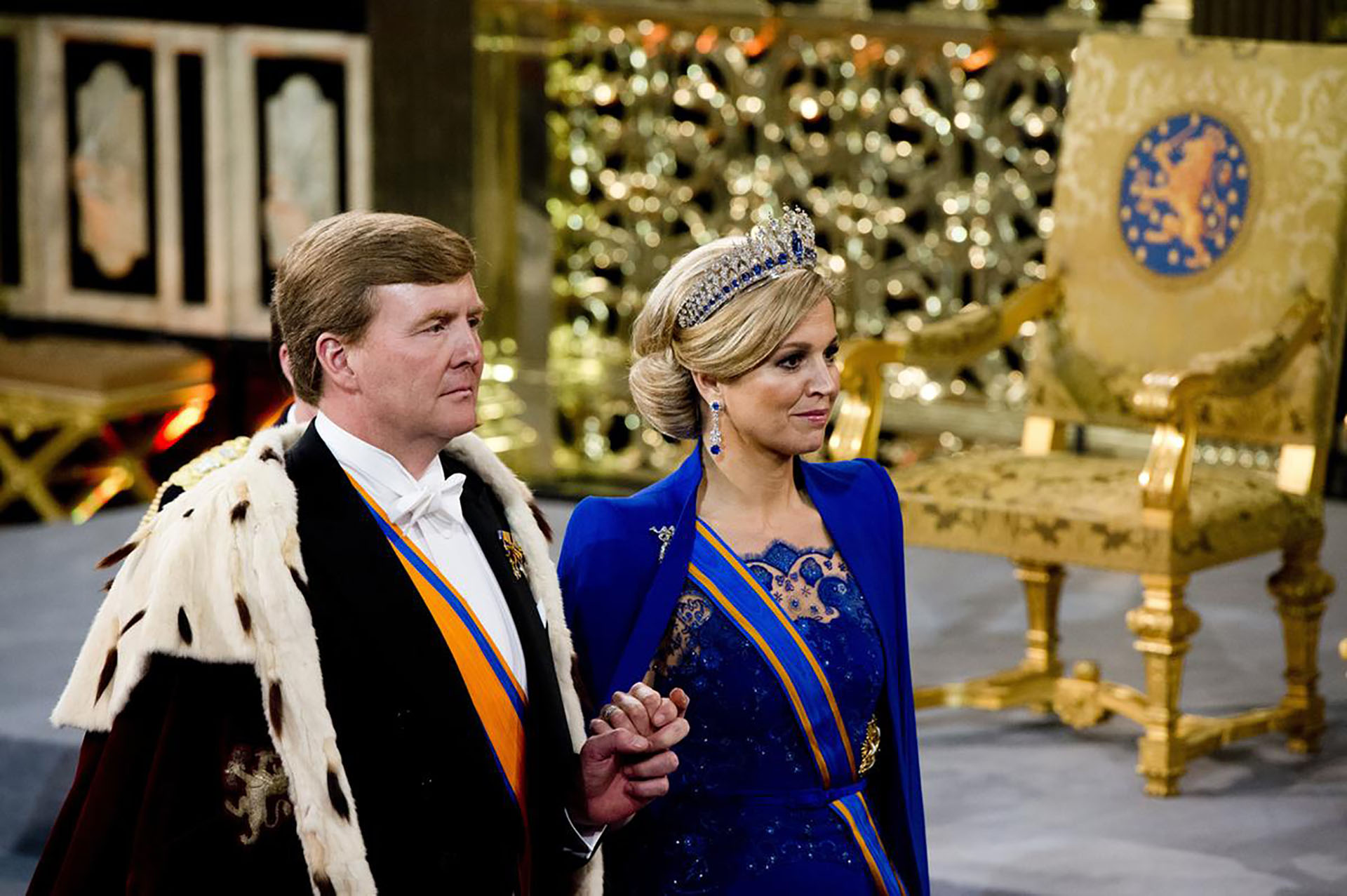 De azul y con una tiara de diamantes y zafiros, el gran día en que se convirtió en reina consorte en Nieuwe Kerk (Robin Utrecht/Getty Images)