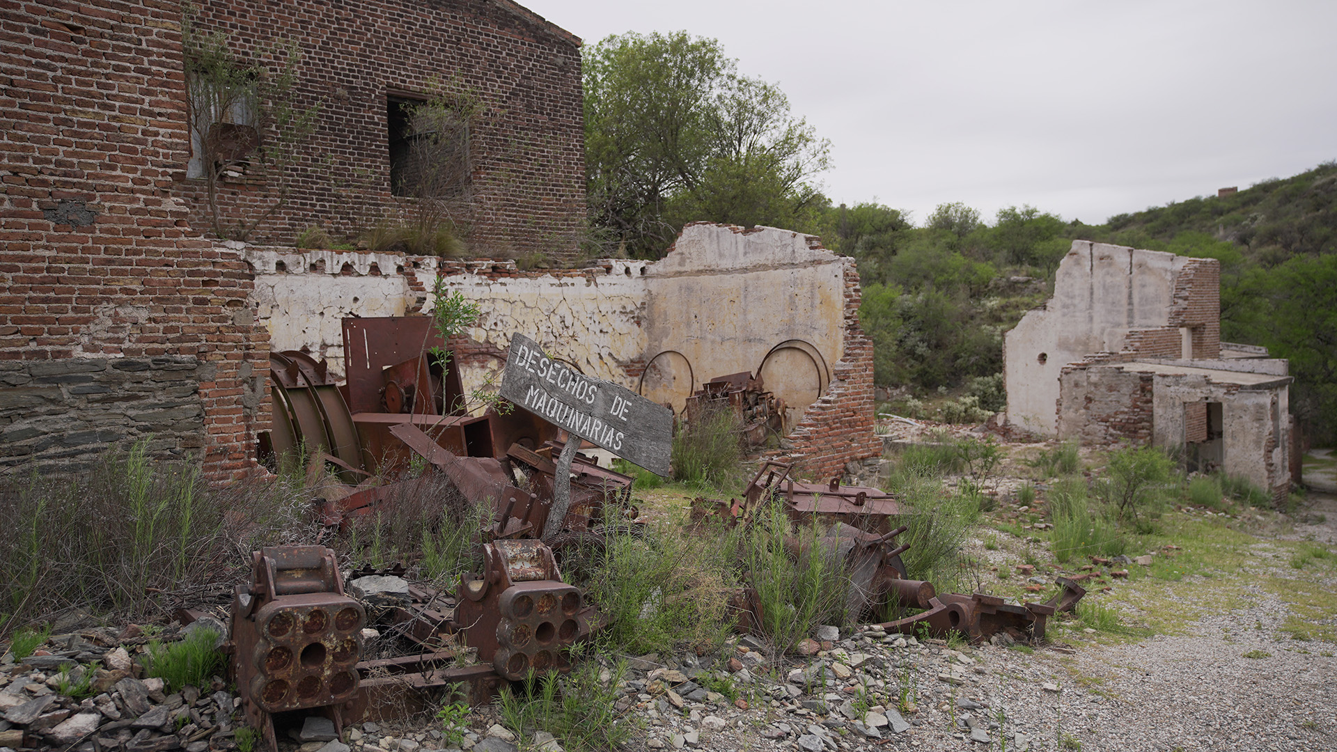 En los alrededores se encuentran edificios demolidos por el tiempo y restos de maquinaria utilizada hace 100 años