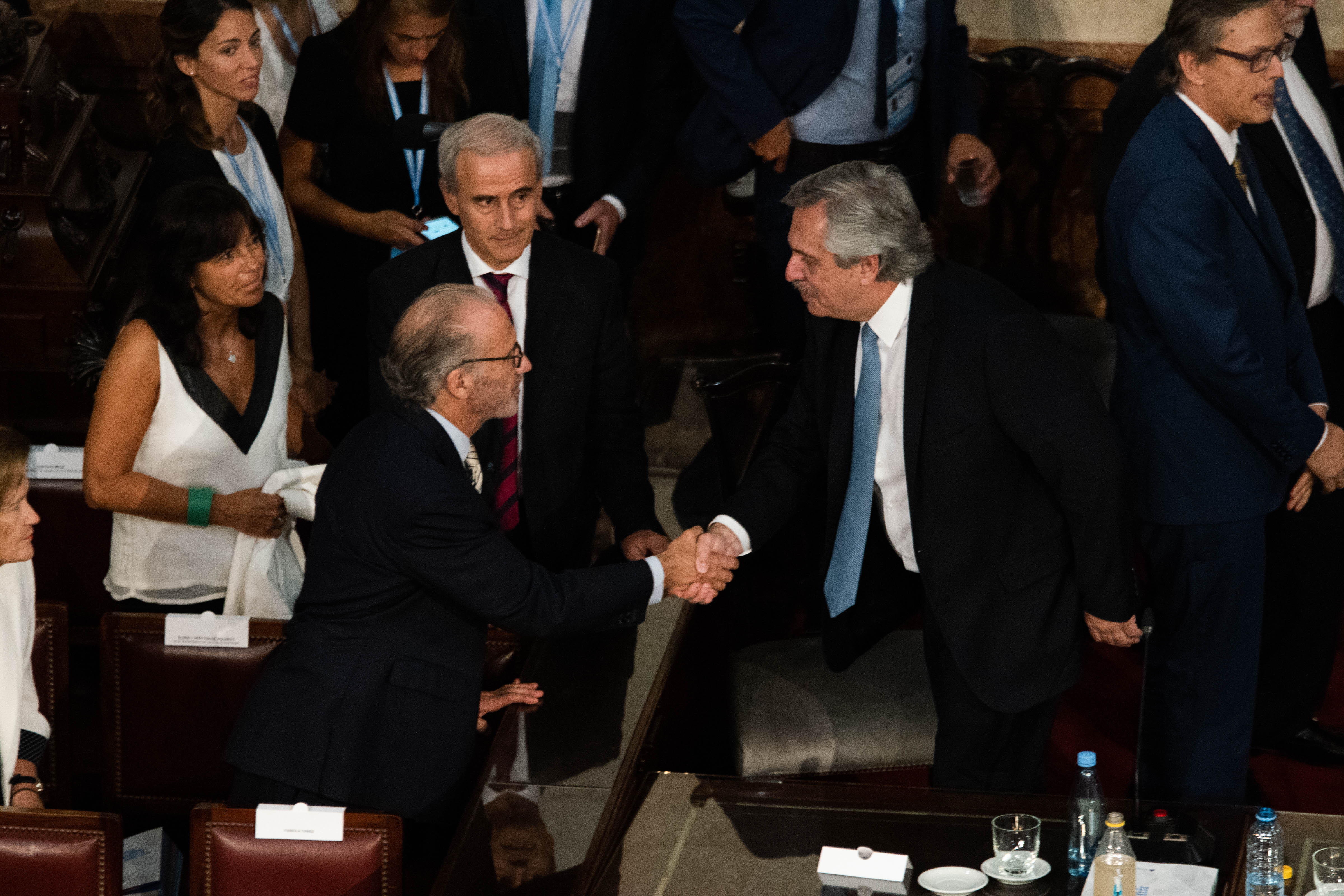 El saludo entre Alberto Fernández y Carlos Rosenkrantz en la Asamblea Legislativa de 2020 (Franco Fafasuli)
