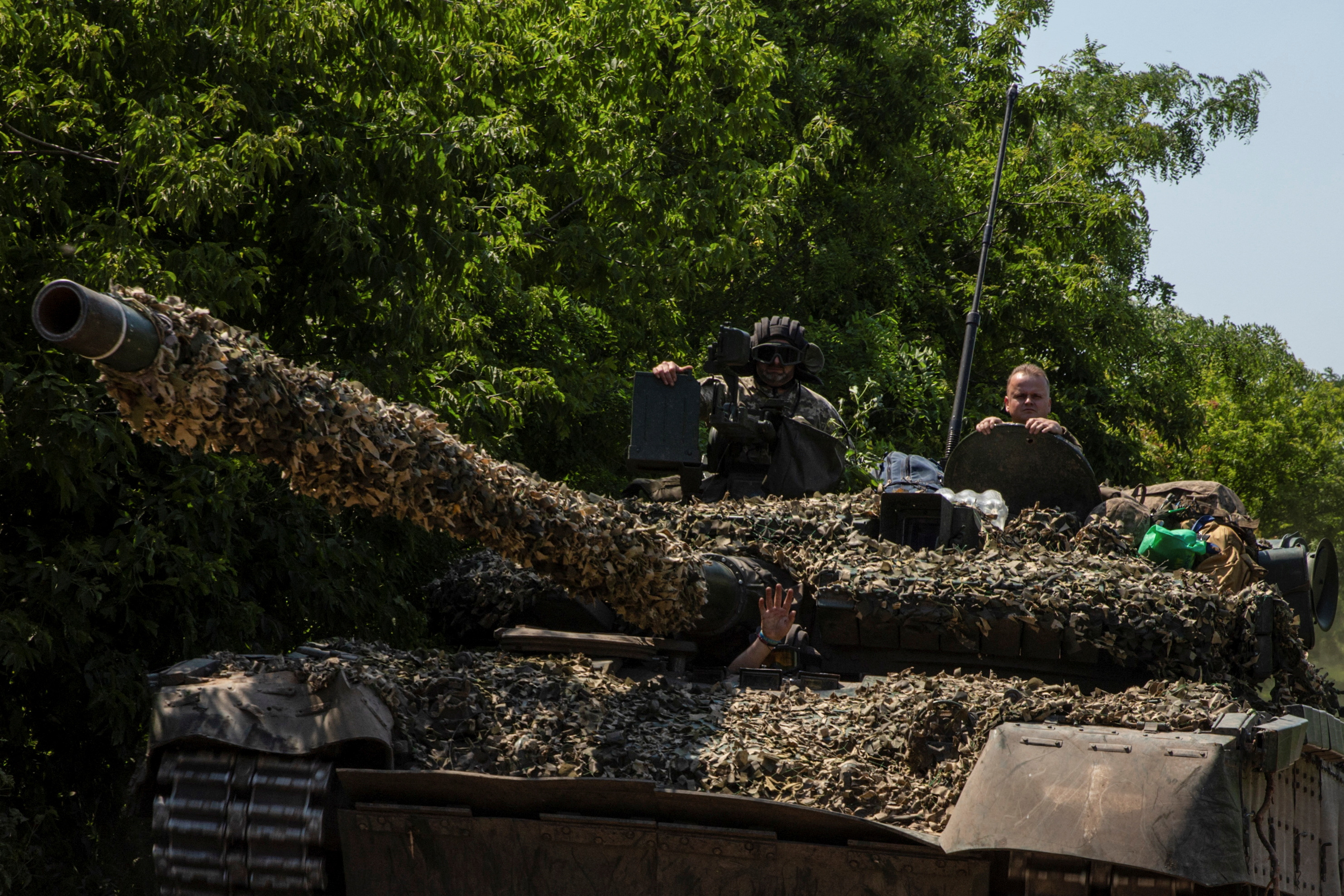Un soldado ucraniano cerca de un tanque en la línea del frente (REUTERS/Oleksandr Ratushniak)