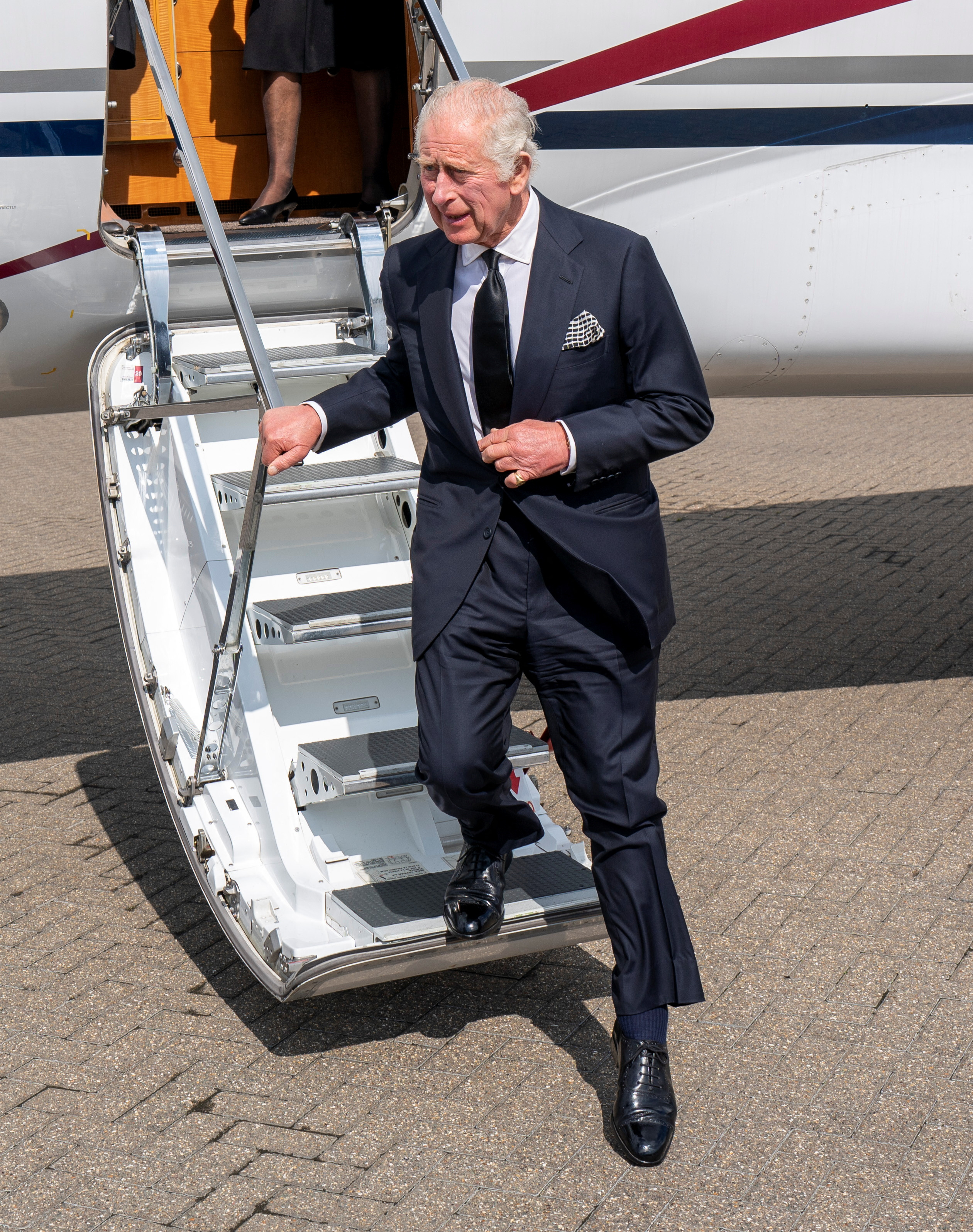 El rey desciende de las escalinatas del avión que lo trasladó a Londres  (Arthur Edwards/Pool via REUTERS)