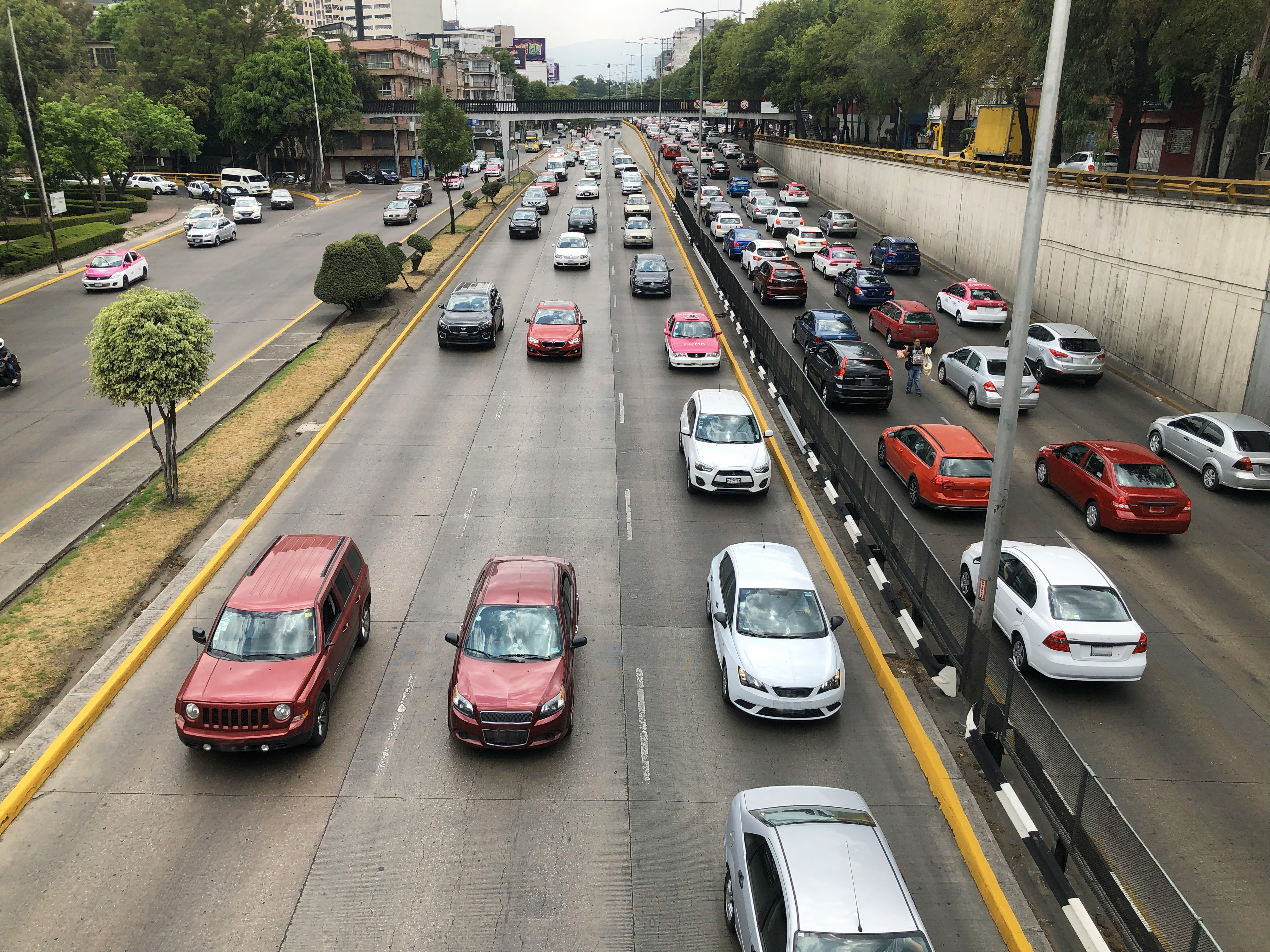 Autos circulando en Río Churubusco en la CDMX.
Foto: Gettyimages