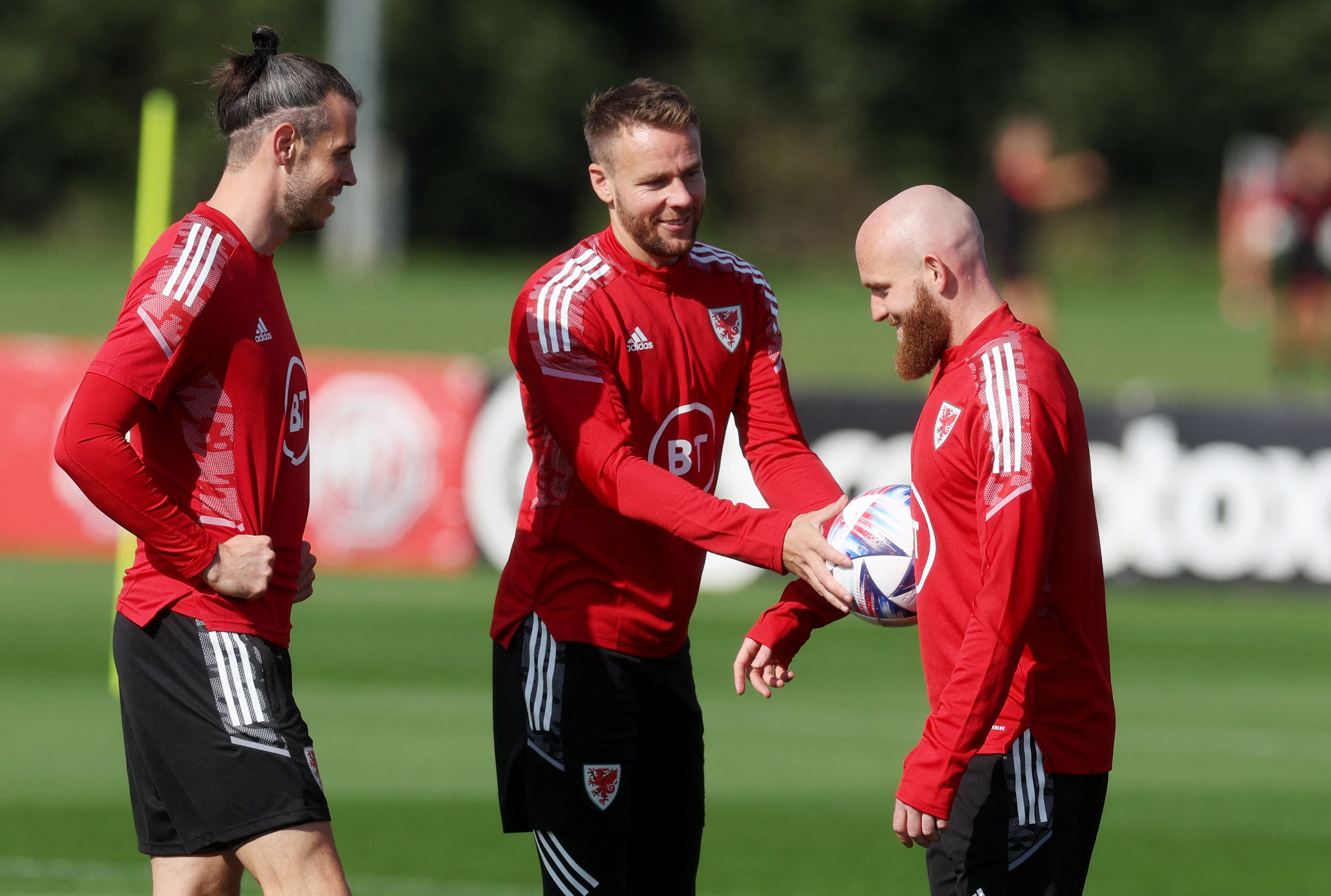 El emblema de Gales, Gareth Bale, junto a Chris Gunter y Jonny Williams (Reuters/Paul Childs)