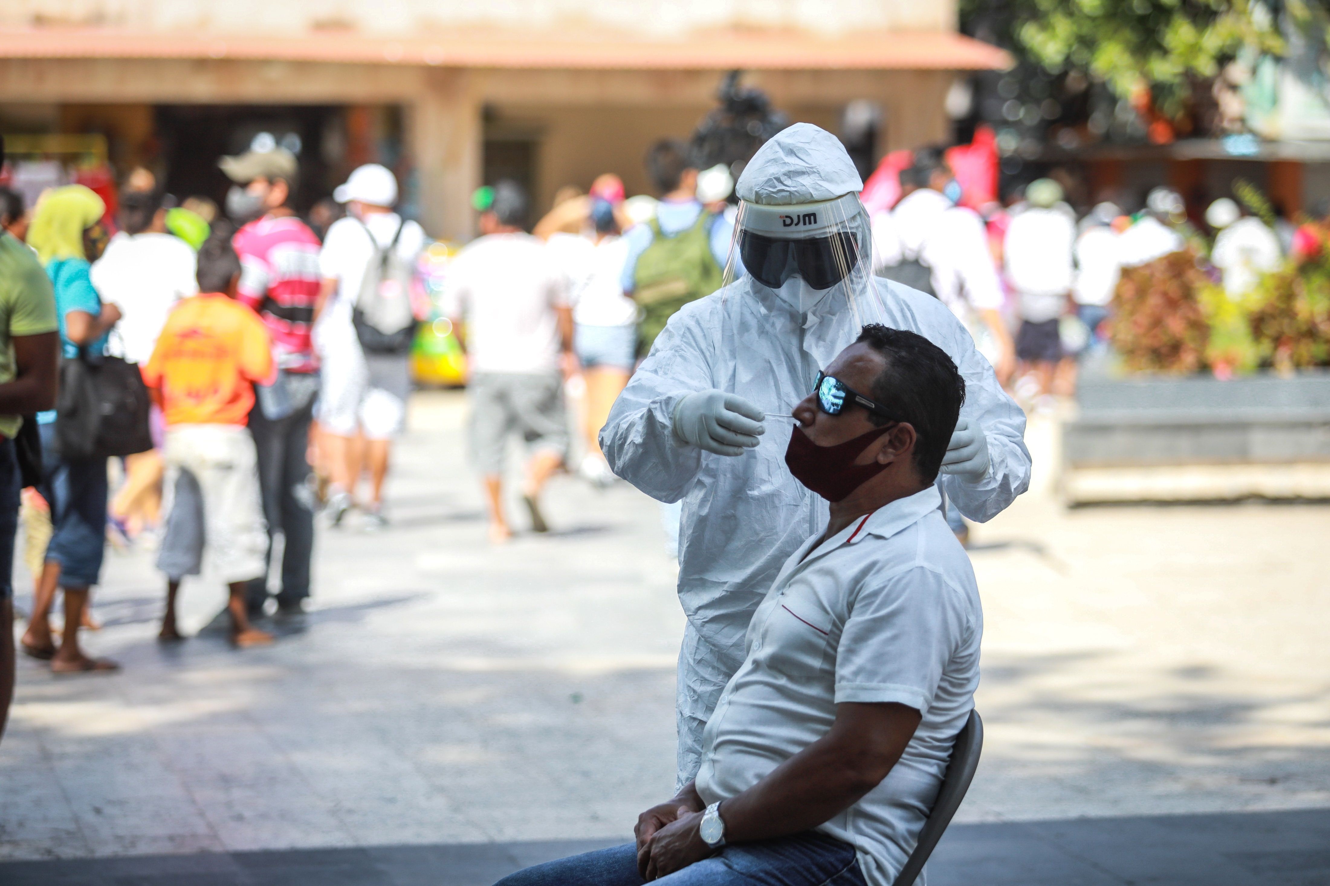 Al corte informativo del martes 13 de julio, la SSa reportó 2,604,711 casos totales y 235,277 muertes acumuladas de COVID-19 en México (Foto: EFE/ David Guzmán)
