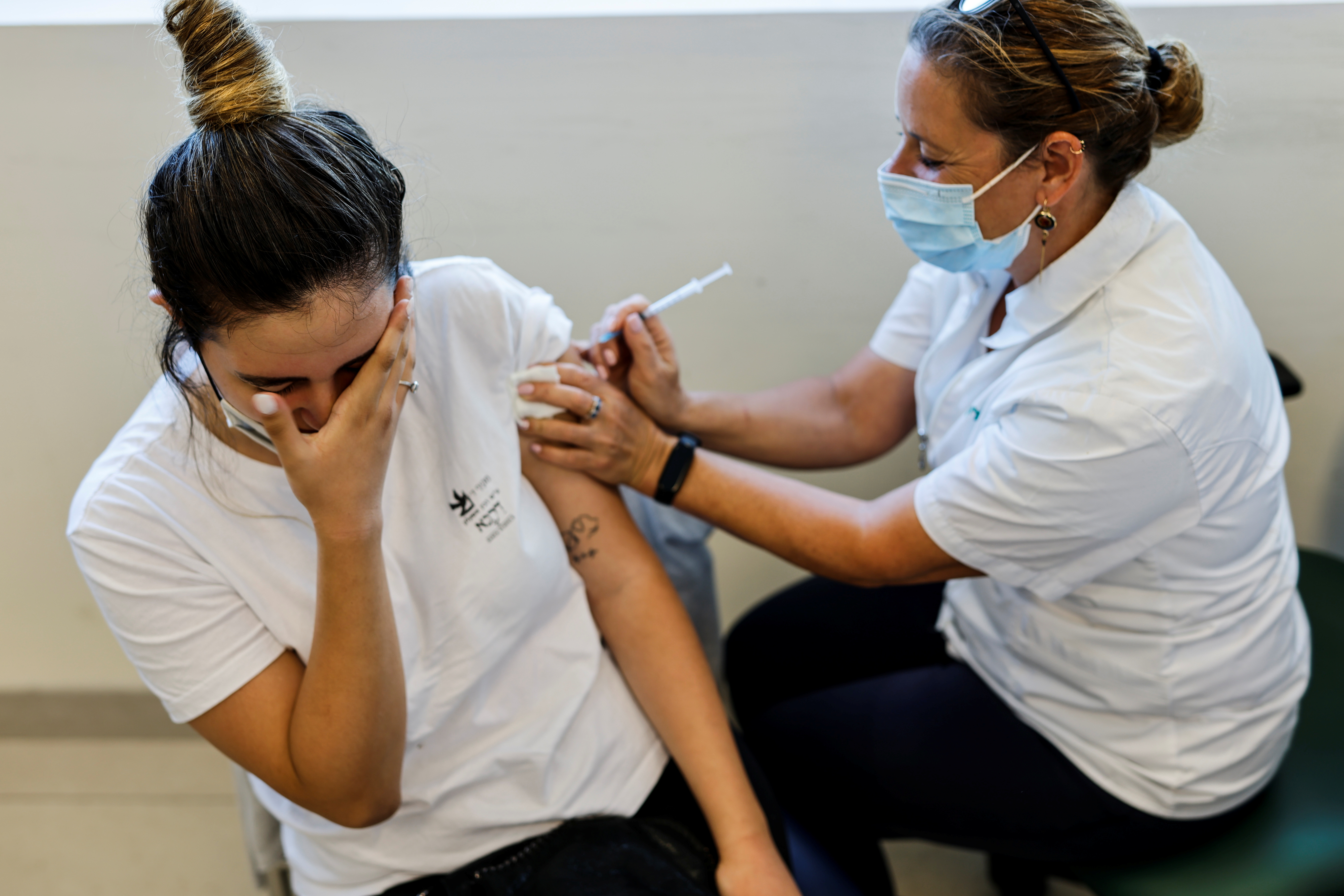 En junio, Israel empezó a vacunar a adolescentes de entre 12 y 15 años/ REUTERS/Amir Cohen