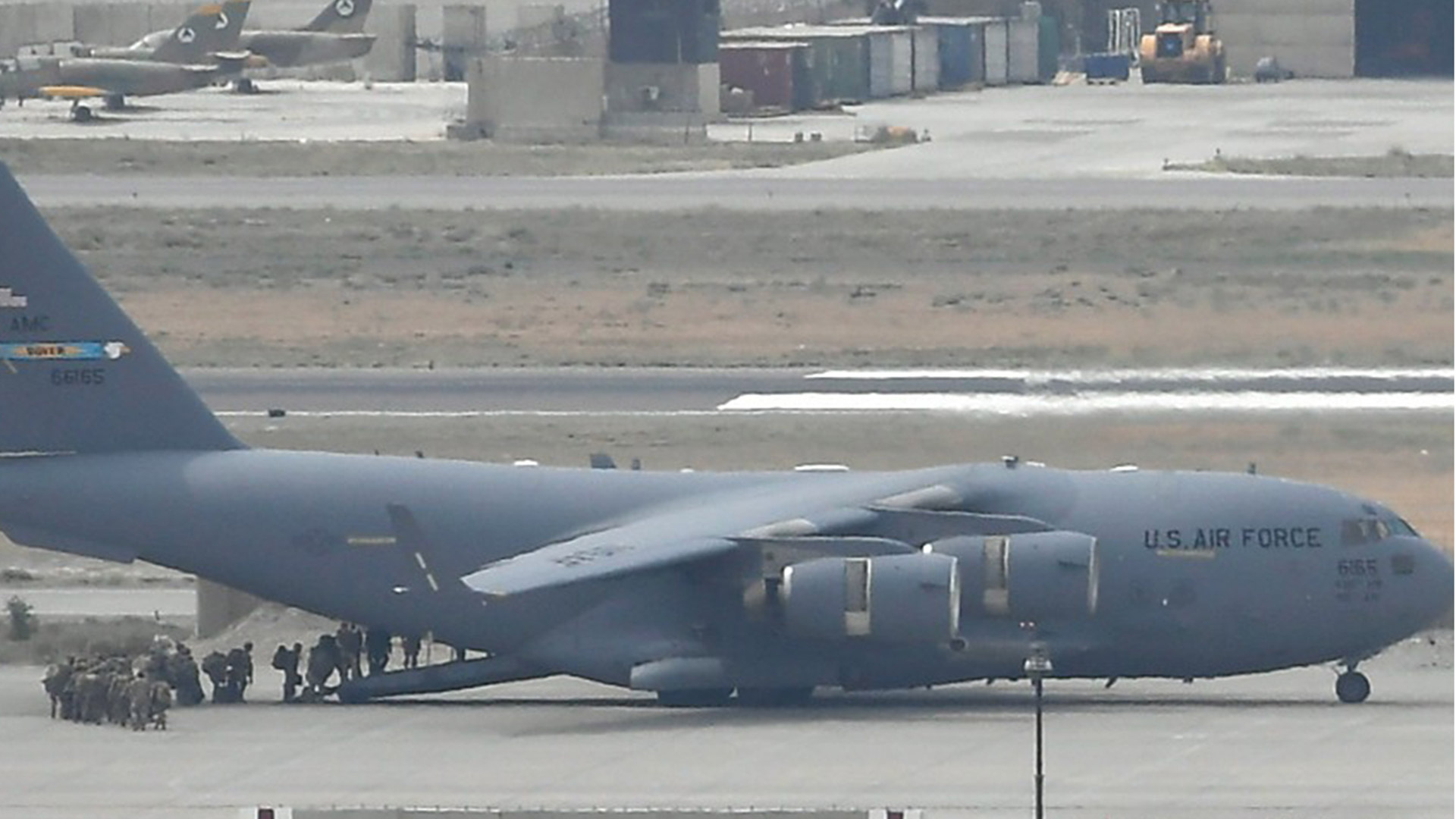 Uno de los últimos aviones de la Fuerza Aérea de EEUU en abandonar Afganistán con evacuados (Foto: AFP)