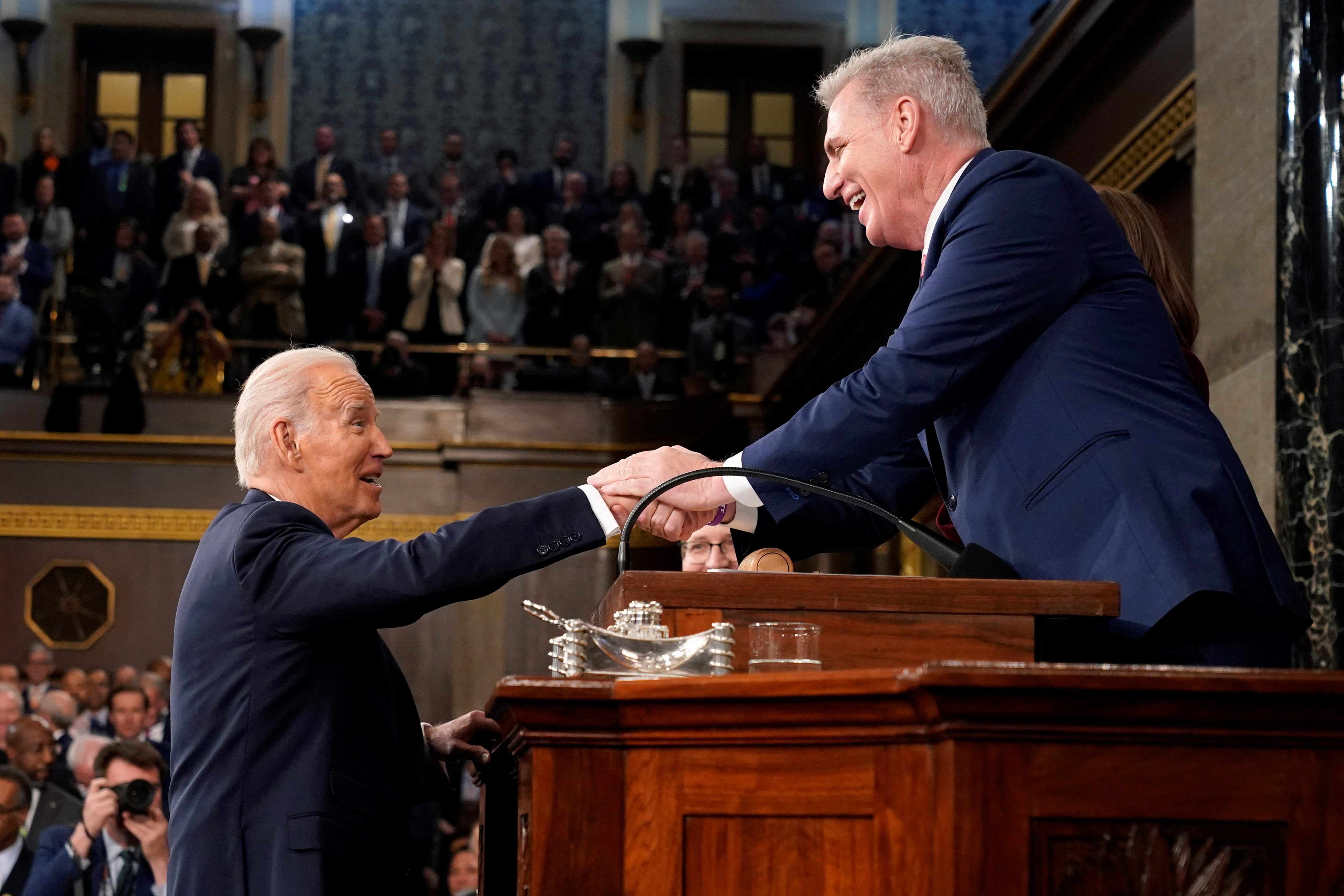 El Senado de los Estados Unidos aprobó el acuerdo  que suspende el límite de la deuda y lo enviará a Biden para su firma