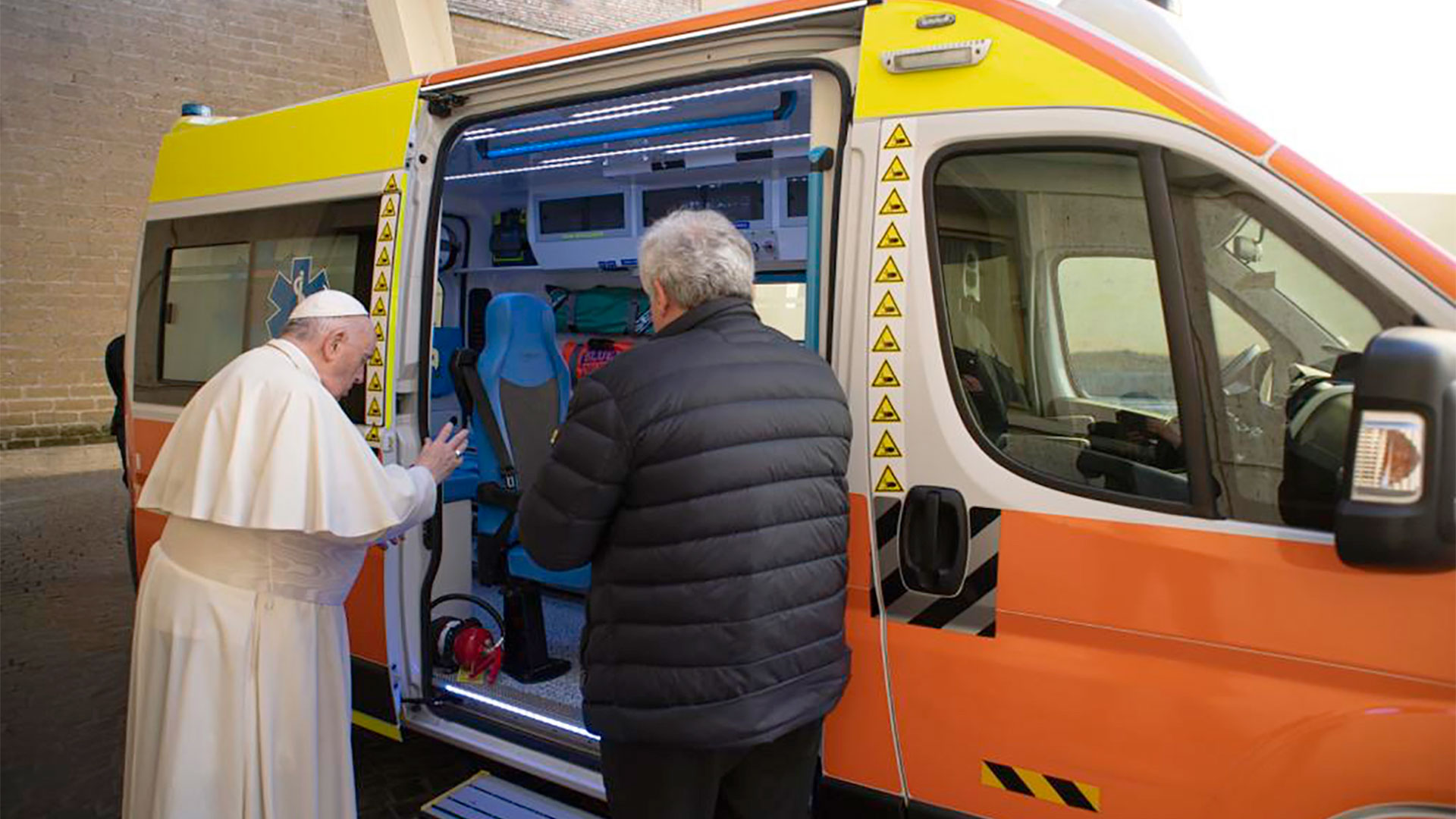 El papa Francisco bendijo una ambulancia que el Vaticano envió a Ucrania (Vatican Media)