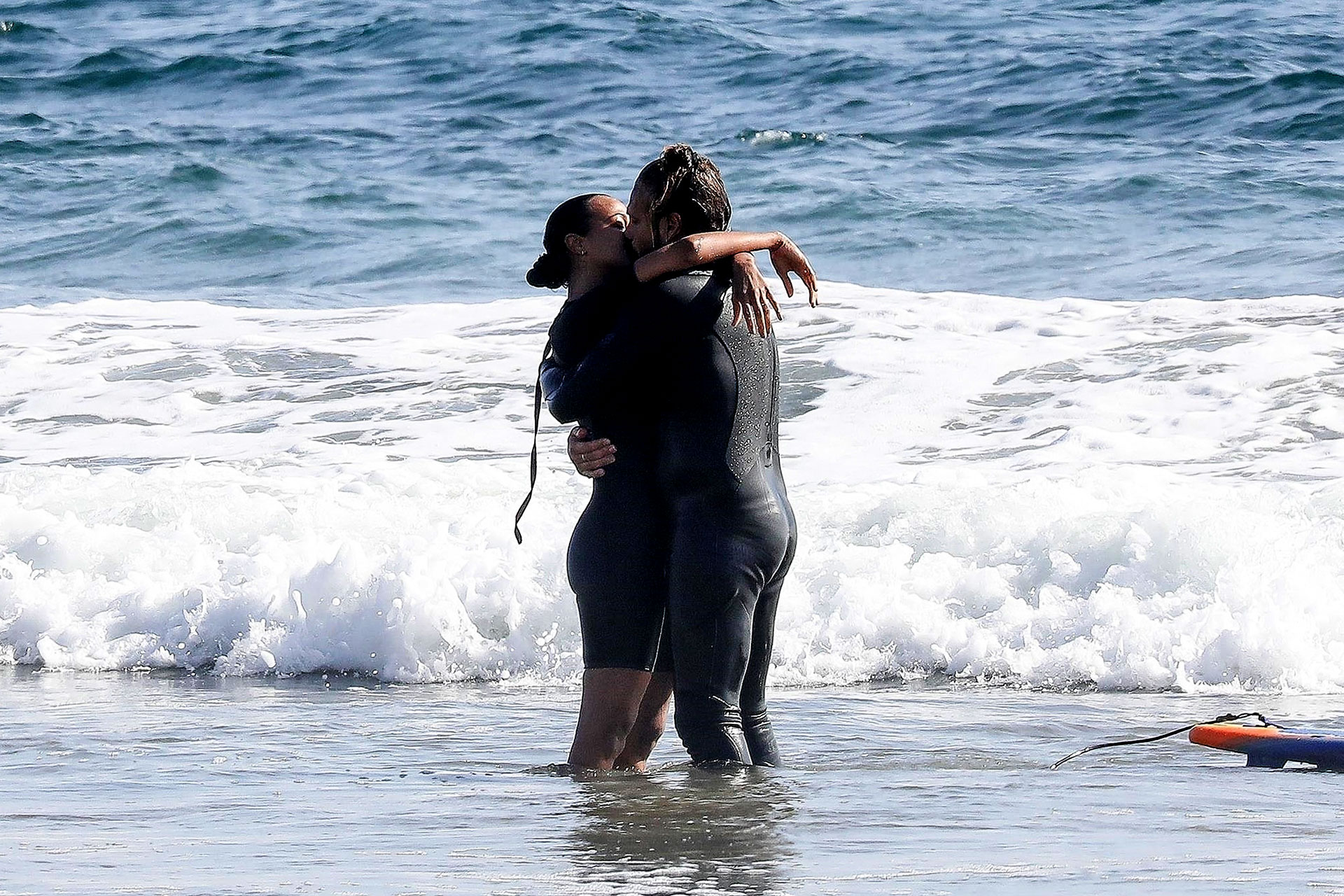 Muy enamorados: la actriz Zoe Saldana y su esposo, Marco Perego Saldana, se besaron y abrazaron en las playas de Malibú. La pareja se divirtió practicando surf en un hermoso día de sol (Foto: Backgrid / The Grosby Group)