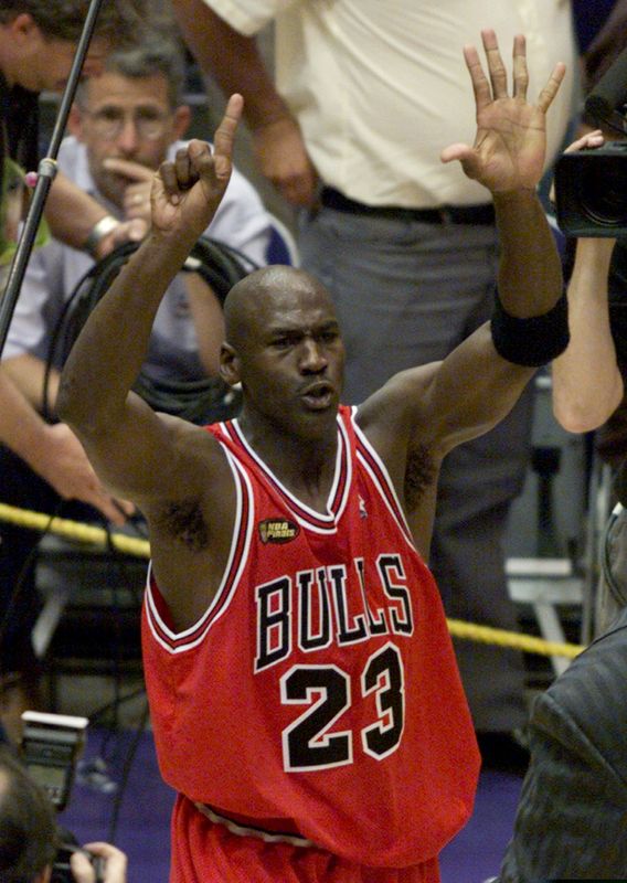 En 1998 Michael Jordan jugó su última temporada con los Chicago Bulls y ganó su sexto anillo en la NBA  (REUTERS/Gary Hershorn/ 14 de junio de 1998).