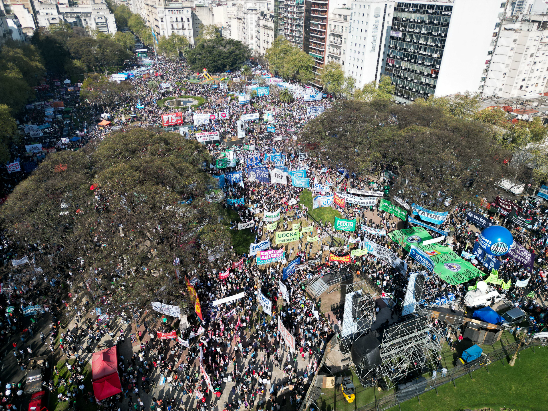 Marcha Federal Universitaria: una multitud se congregó frente al Congreso y celebró el rechazo a los vetos de Milei