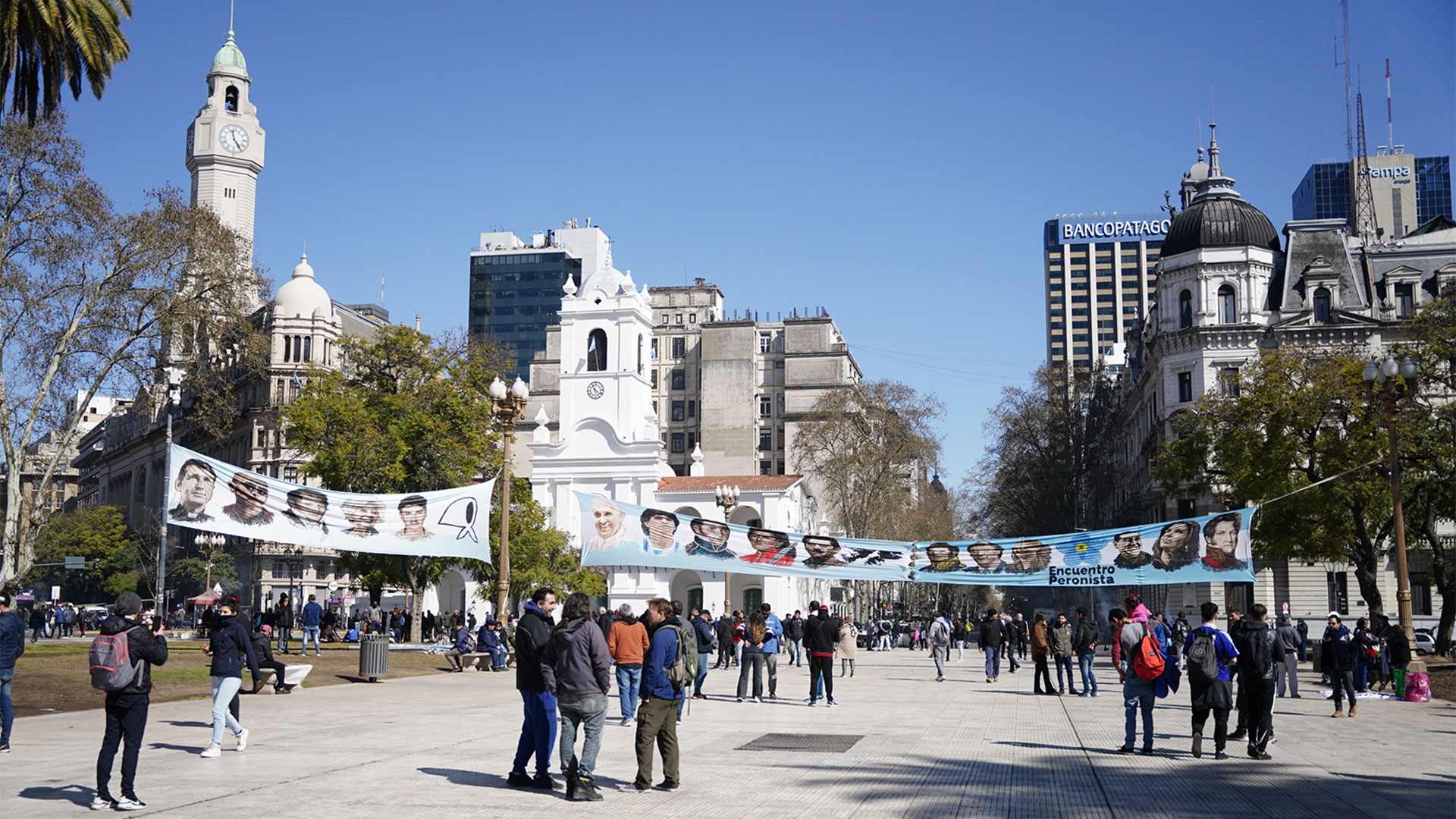 La llegada de los primeros manifestantes a Plaza de Mayo (Franco Fafasulli)
