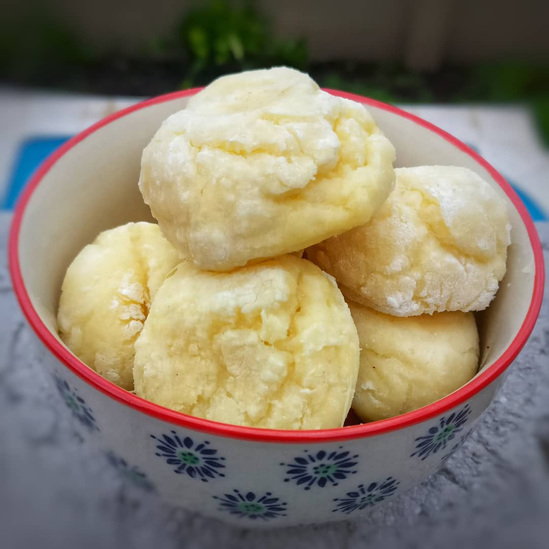 Pan de queso: Hornear a 200 grados por 30 minutos o hasta que los veas doraditos. Quedan crujientes por fuera, con la textura perfecta por dentro. ¡Acompañar con un buen mate que no falla!