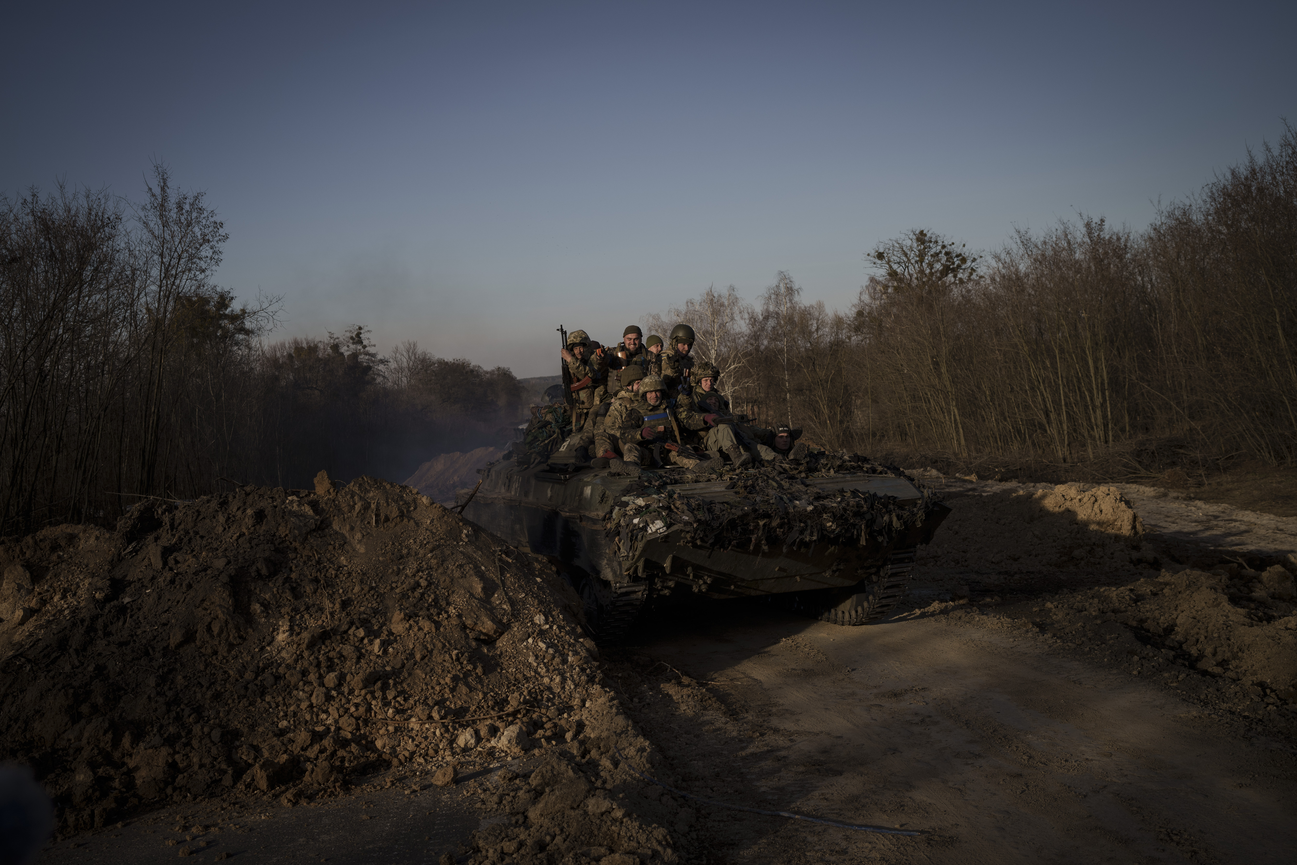 Los residentes  saludaron a los tanques ucranianos que pasaban tras semanas en una situación humanitaria horrible. (AP Foto/Felipe Dana)