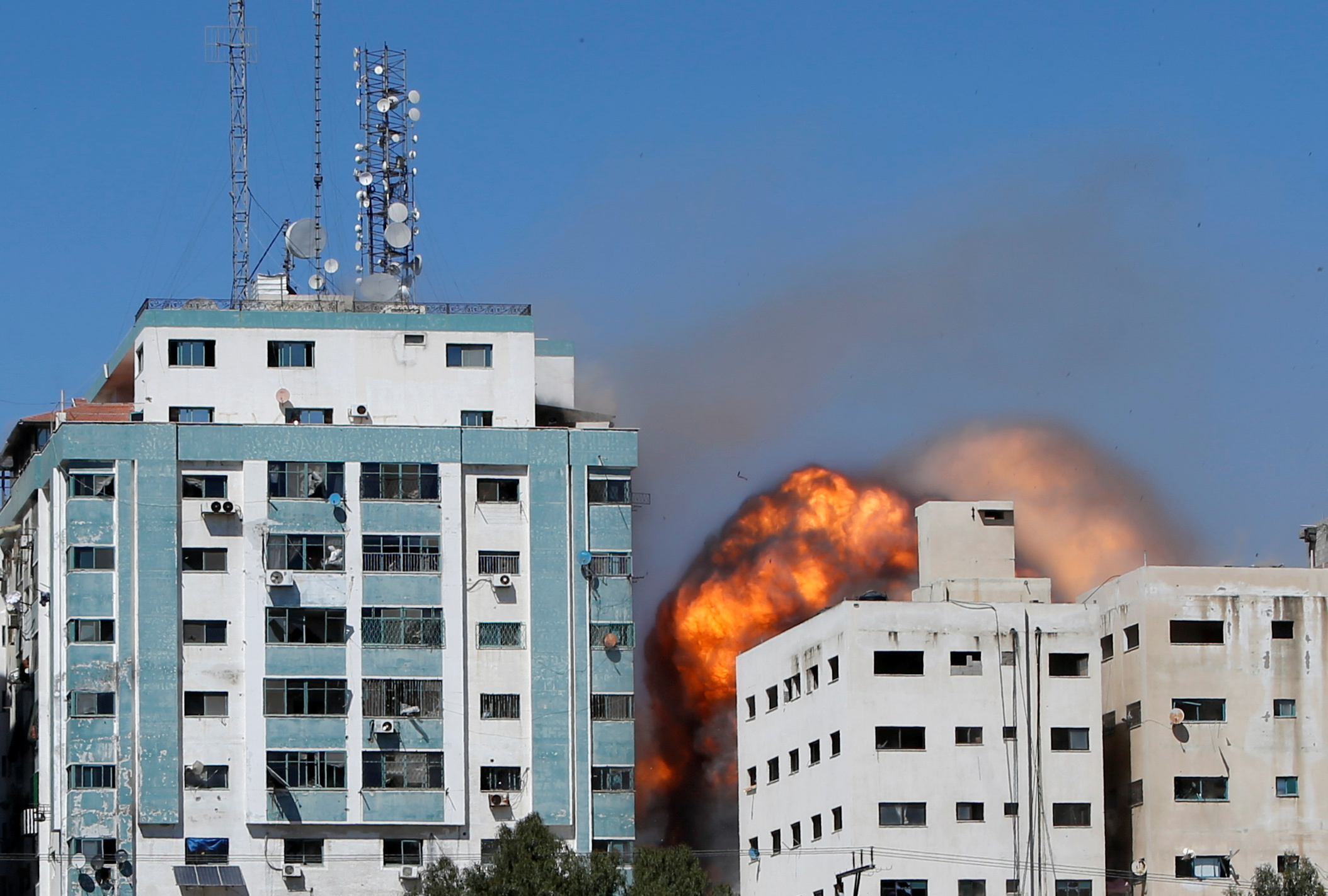 Israel Bombardeó Una Torre En Gaza Usada Por Hamas Como Centro Cibernético Y De Comunicaciones 0554