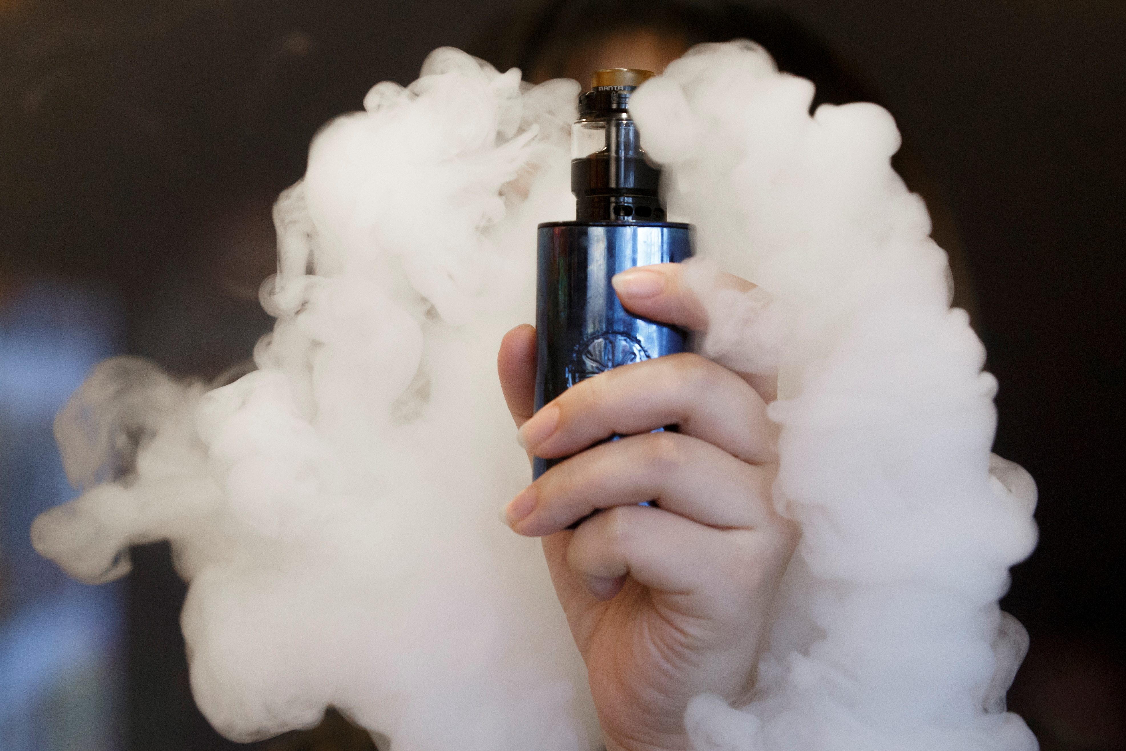 En 2019 hubo un brote de casos de personas con lesiones pulmonares asociadas a productos para vapeo (REUTERS/Thomas Peter/File Photo)