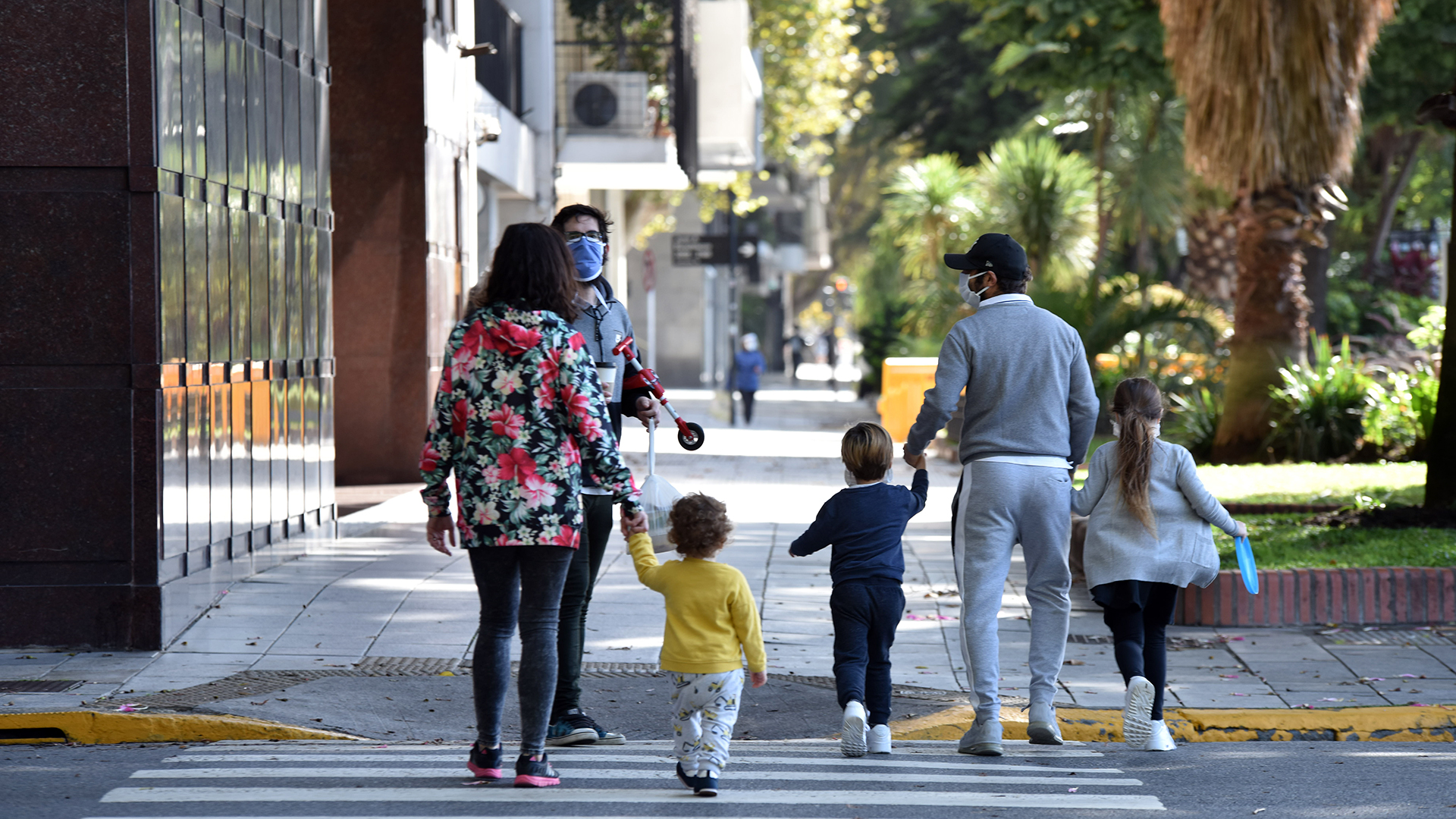 A pesar de la pandemia del covid-19, para los más pequeños, están permitidos los paseos recreativos acompañados por un adulto mayor (Franco Fafasuli)
