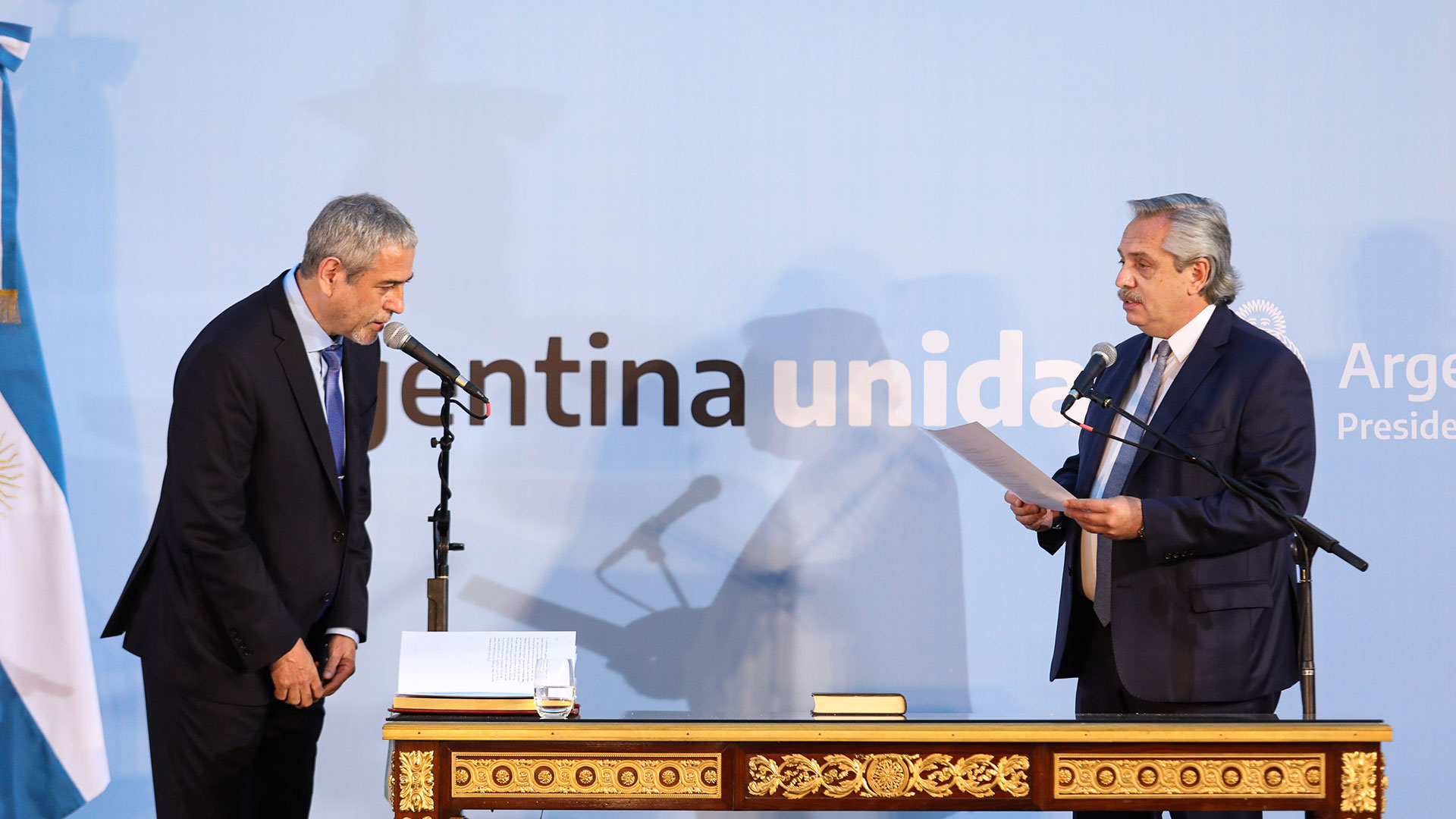 Ferraresi juró como ministro de Desarrollo Territorial con elogios de Alberto Fernández y una fuerte puesta en escena con intendentes del conurbano