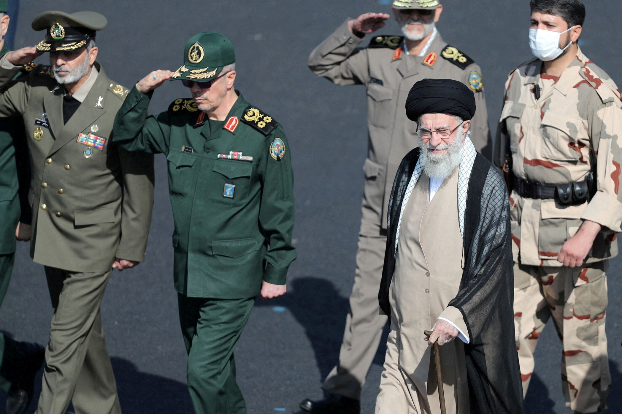 El lider supremo, ayatollah Ali Khamenei, pasa revista a tropas (West Asia News Agency)/via REUTERS/Archivo)