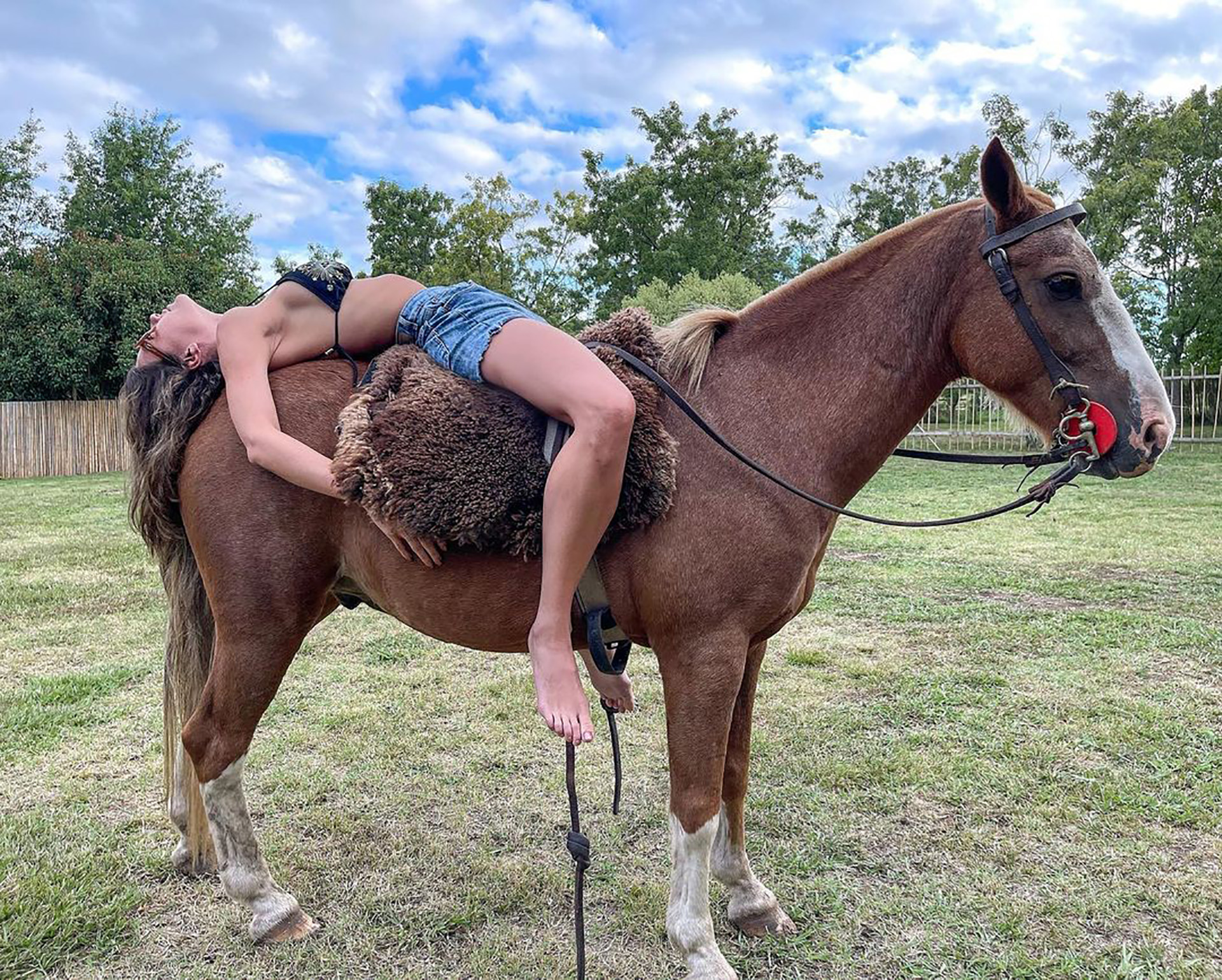 Sofía Jujuy Jiménez compartió una sesión de fotos con un caballo y le  llovieron las críticas: “No es un mueble” - Infobae