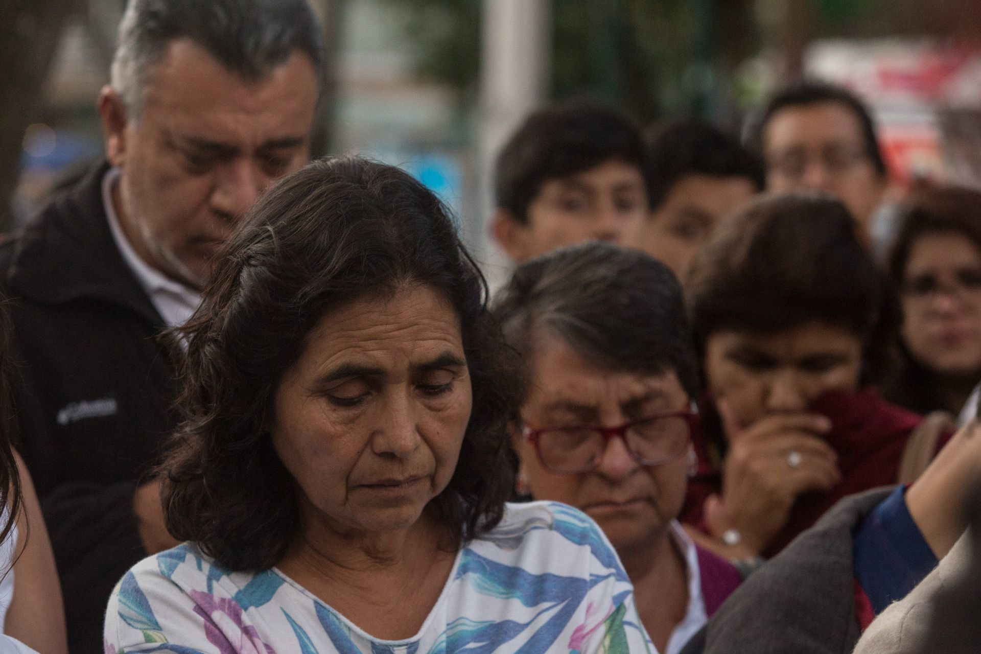 CIUDAD DE MÉXICO, 28SEPTIEMBRE2017.- Vecinos del colegio Enrique Rebsamen, realizaron un recorrido del Monumento a la Familia a la avenida Miramontes con veladoras en homneje luctuoso por las vìctimas del simo de magnitud de 7.1 del pasado 19 de septiembre. Posterior a eso se dirigieron al Monumento mencionado y se despidieron con el himno nacional. FOTO: TERCERO DÍAZ /CUARTOSCURO.COM