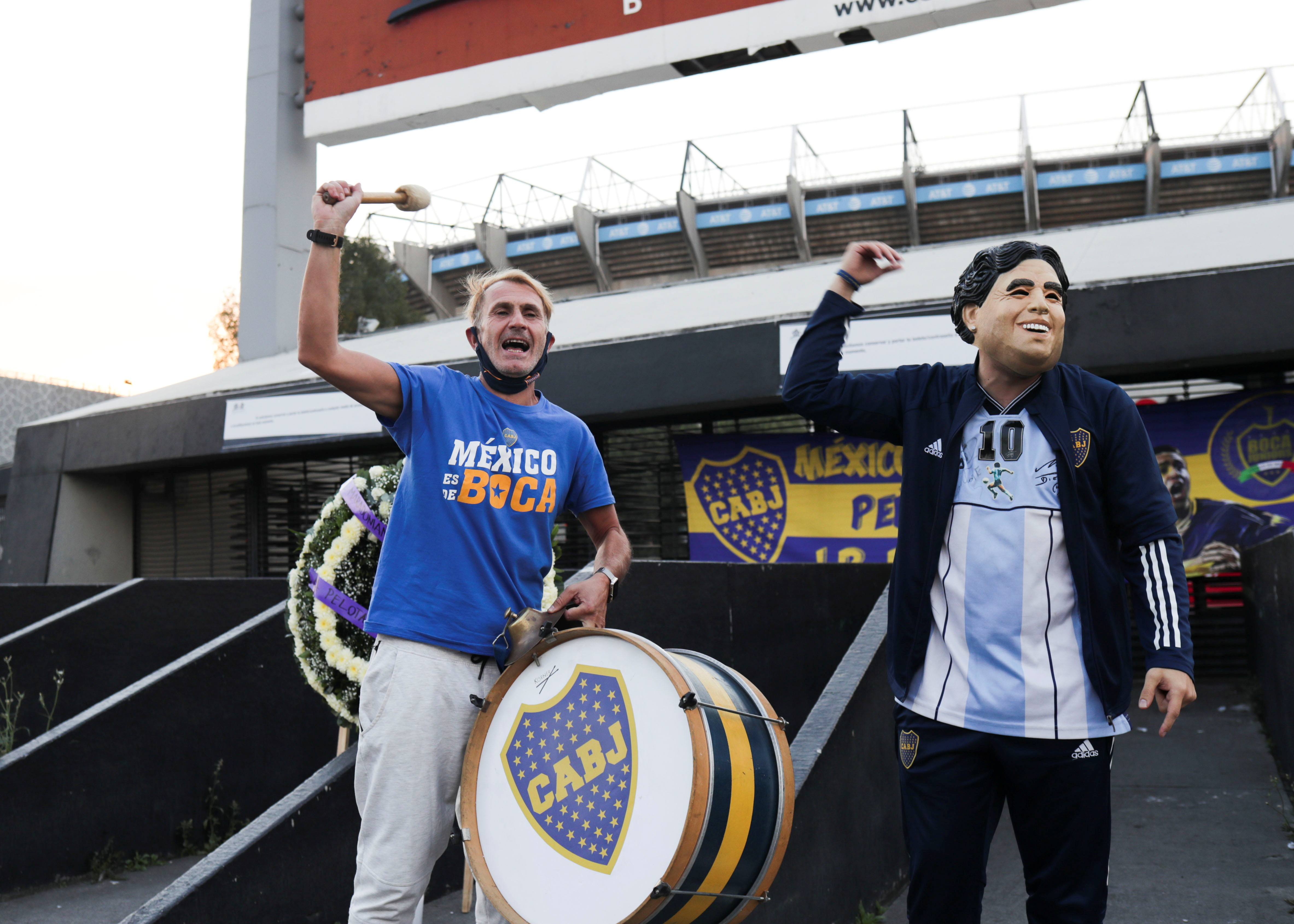 La gente se reúne para llorar la muerte de la leyenda del fútbol Diego Maradona, afuera del estadio Azteca, en la Ciudad de México, México, 25 de noviembre de 2020.